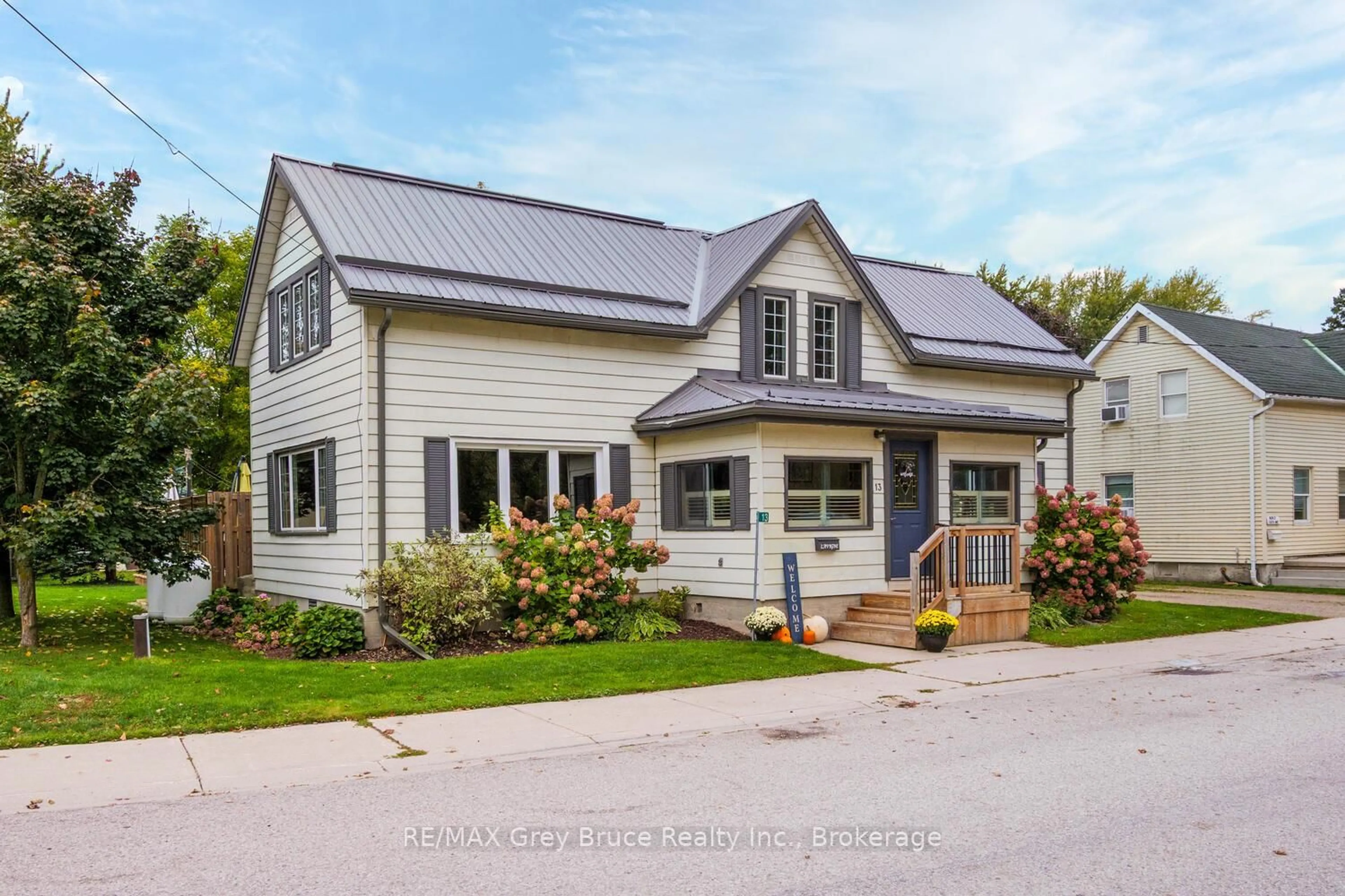 Home with vinyl exterior material, street for 13 King St, Brockton Ontario N0G 1J0