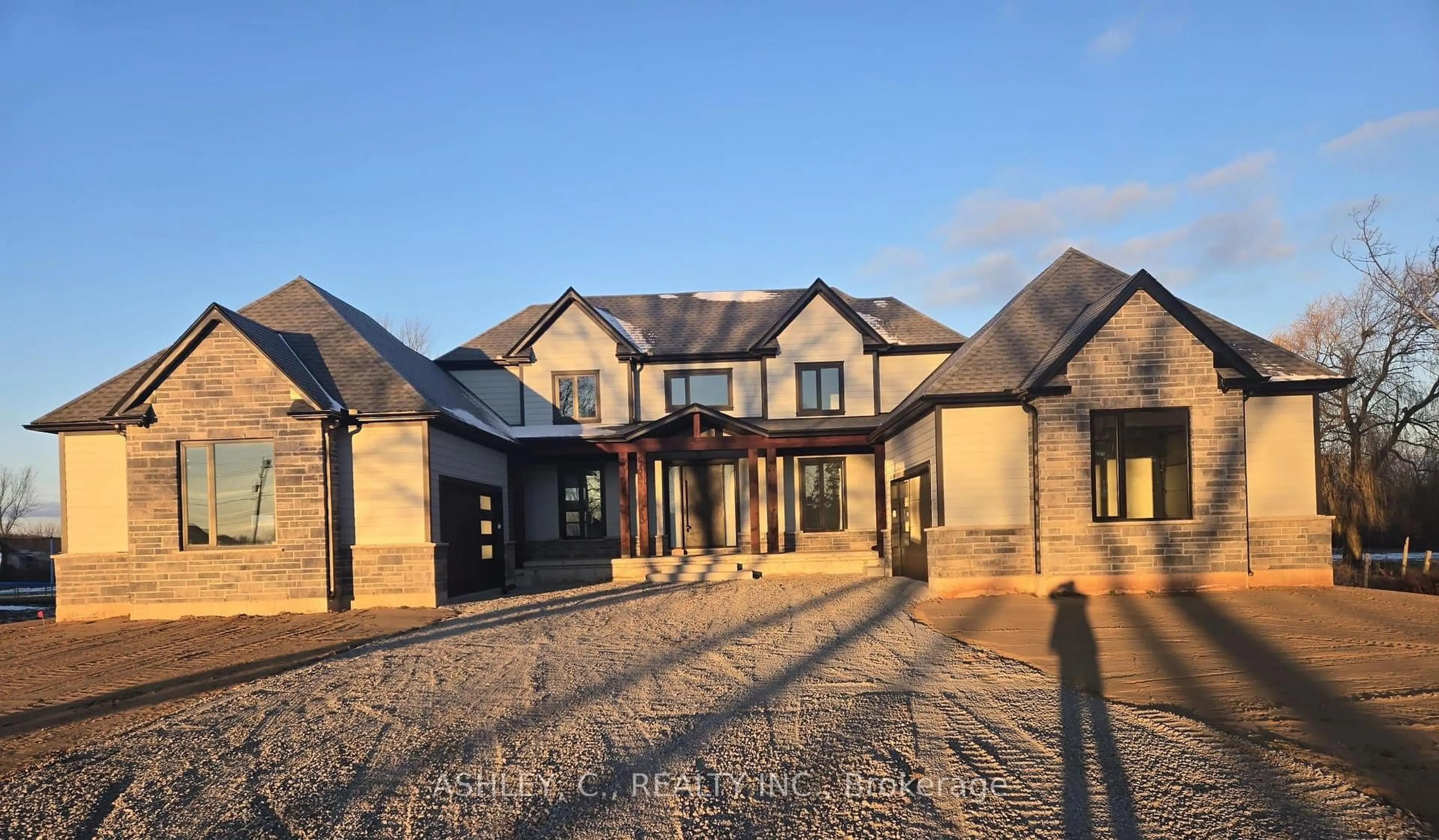 A pic from outside/outdoor area/front of a property/back of a property/a pic from drone, building for 256 Mountain Rd, Grimsby Ontario L3M 4E7