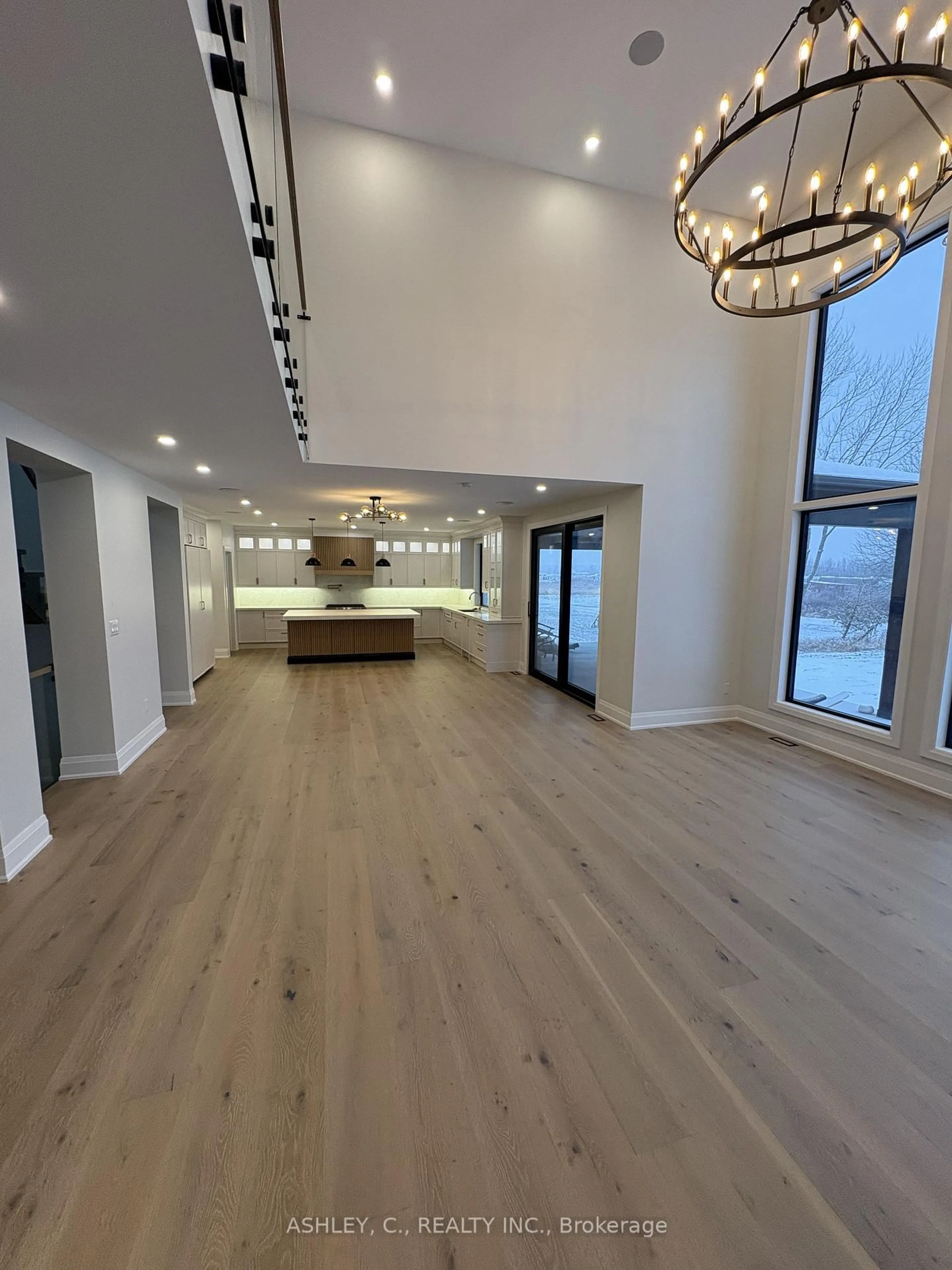 Indoor foyer for 256 Mountain Rd, Grimsby Ontario L3M 4E7