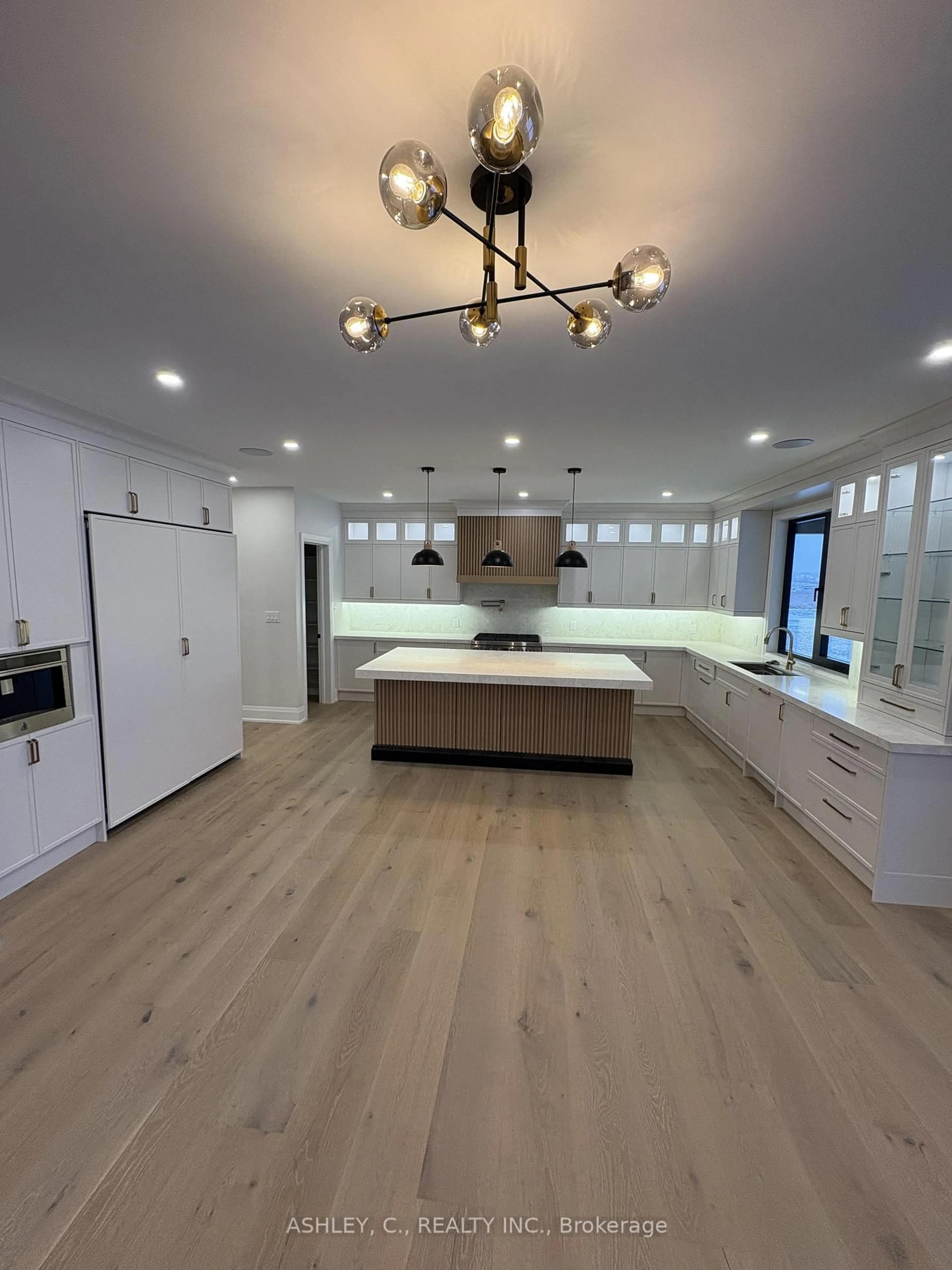 Open concept kitchen, unknown for 256 Mountain Rd, Grimsby Ontario L3M 4E7