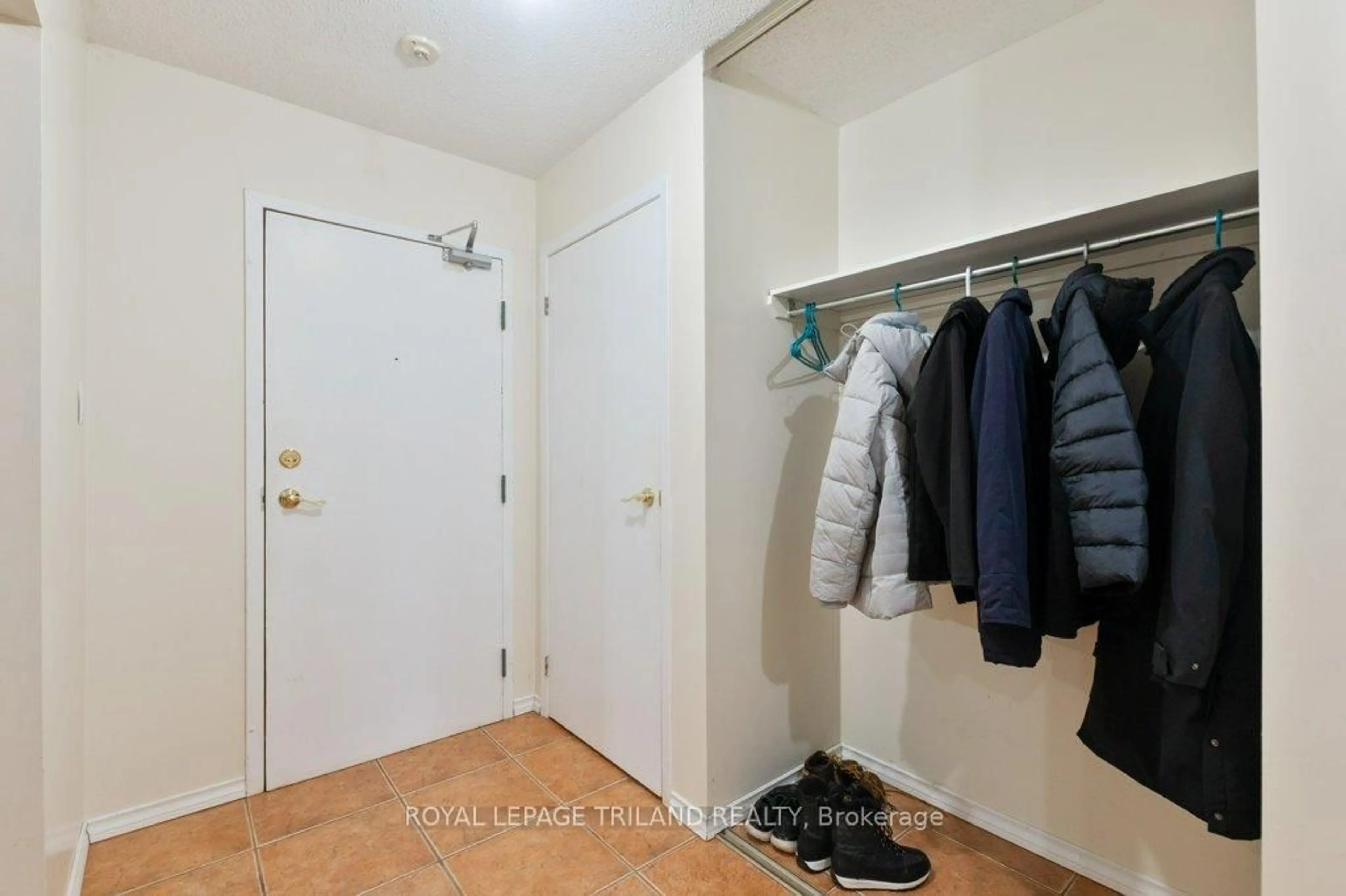 Indoor entryway for 729 Deveron Cres #104, London South Ontario N5Z 4X5