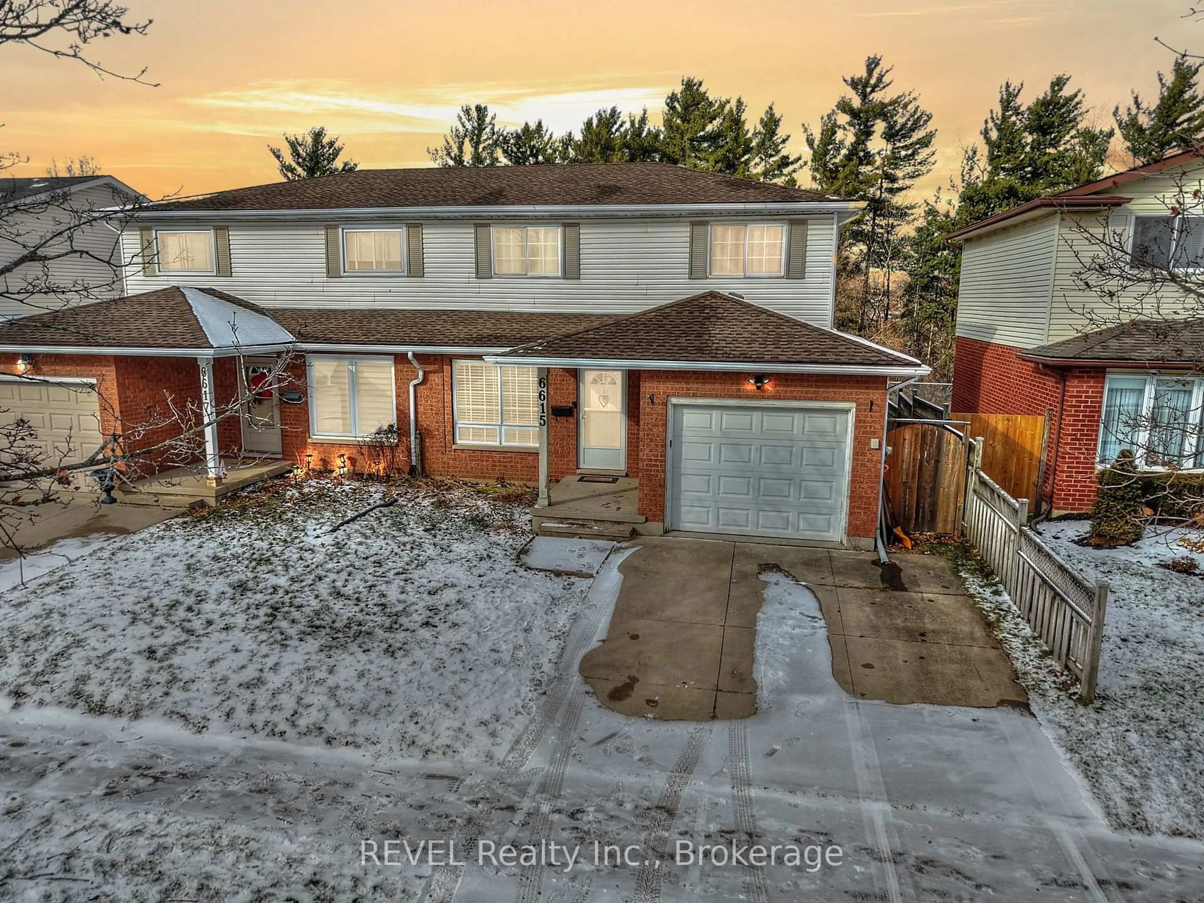 A pic from outside/outdoor area/front of a property/back of a property/a pic from drone, street for 6615 Harper Dr, Niagara Falls Ontario L2E 7H7