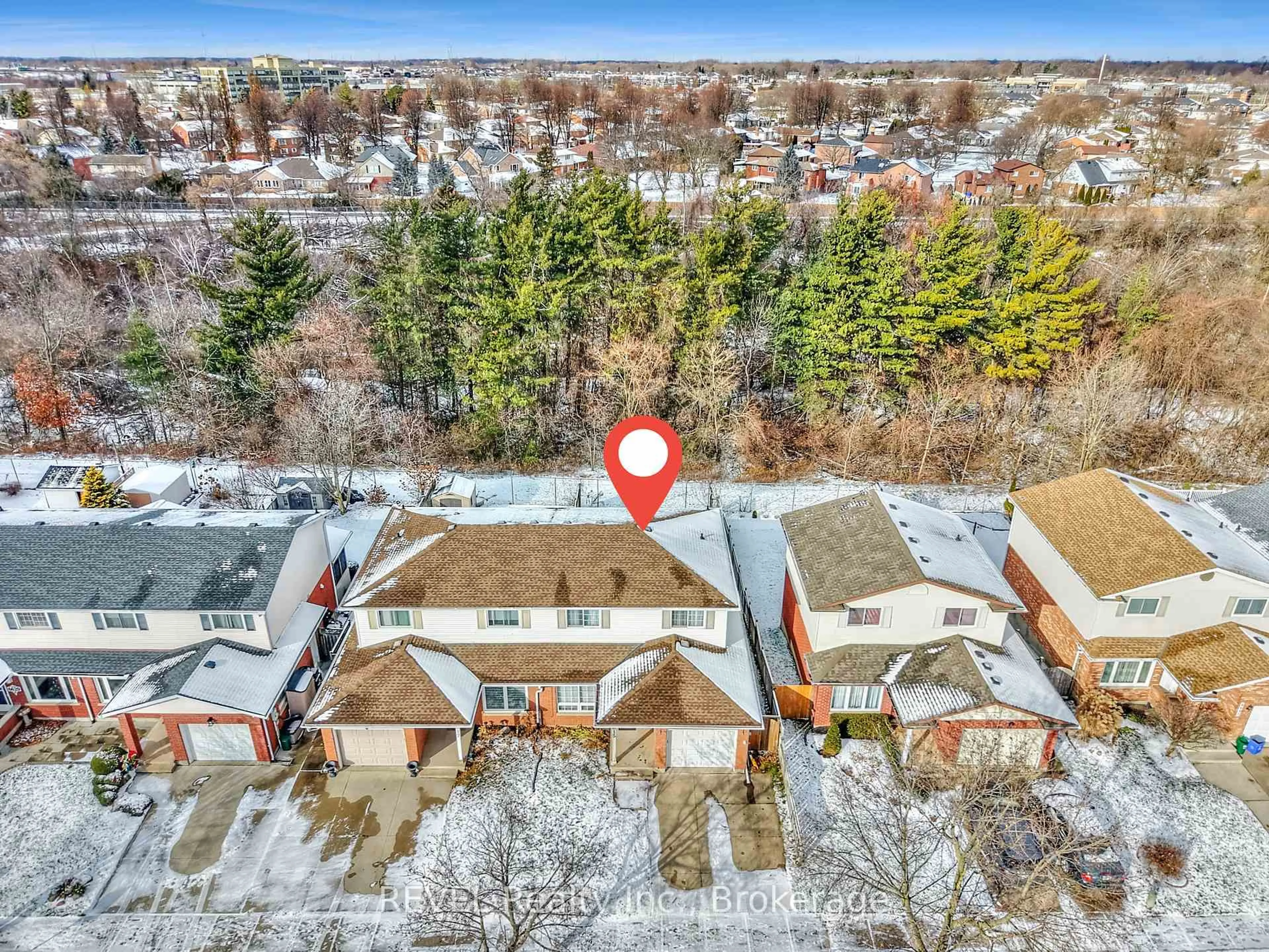 A pic from outside/outdoor area/front of a property/back of a property/a pic from drone, city buildings view from balcony for 6615 Harper Dr, Niagara Falls Ontario L2E 7H7