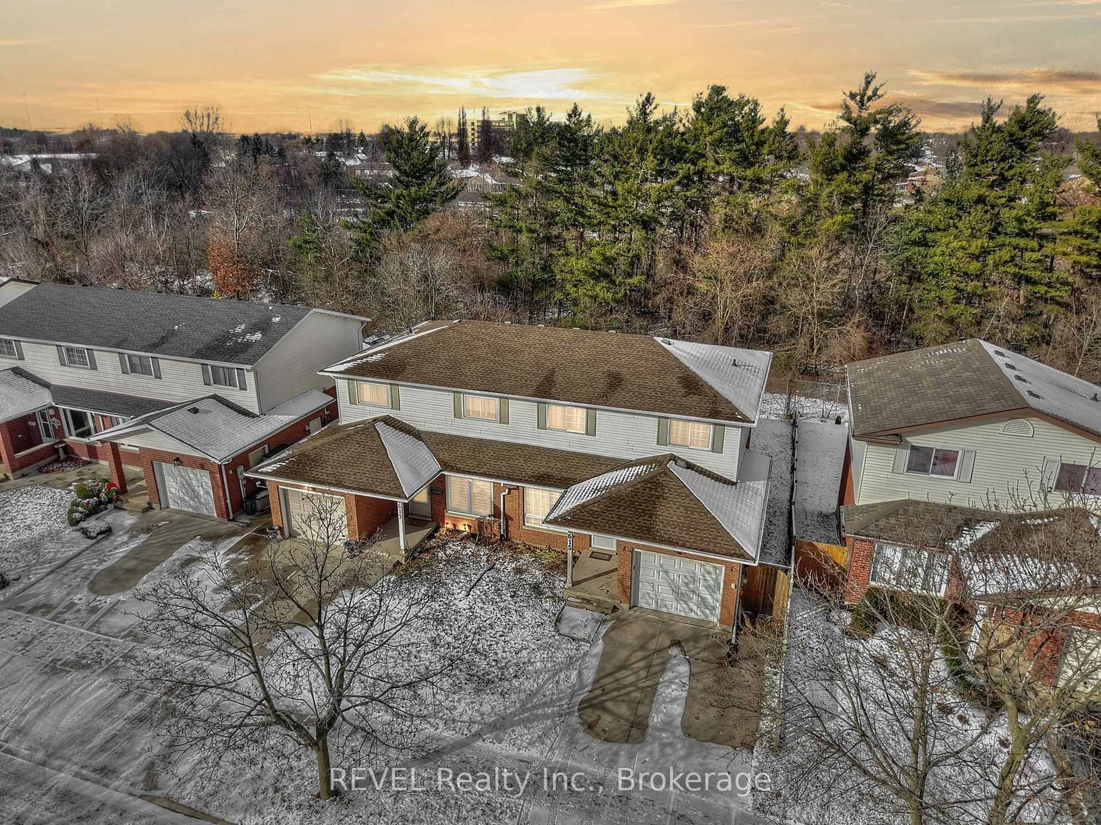 A pic from outside/outdoor area/front of a property/back of a property/a pic from drone, unknown for 6615 Harper Dr, Niagara Falls Ontario L2E 7H7