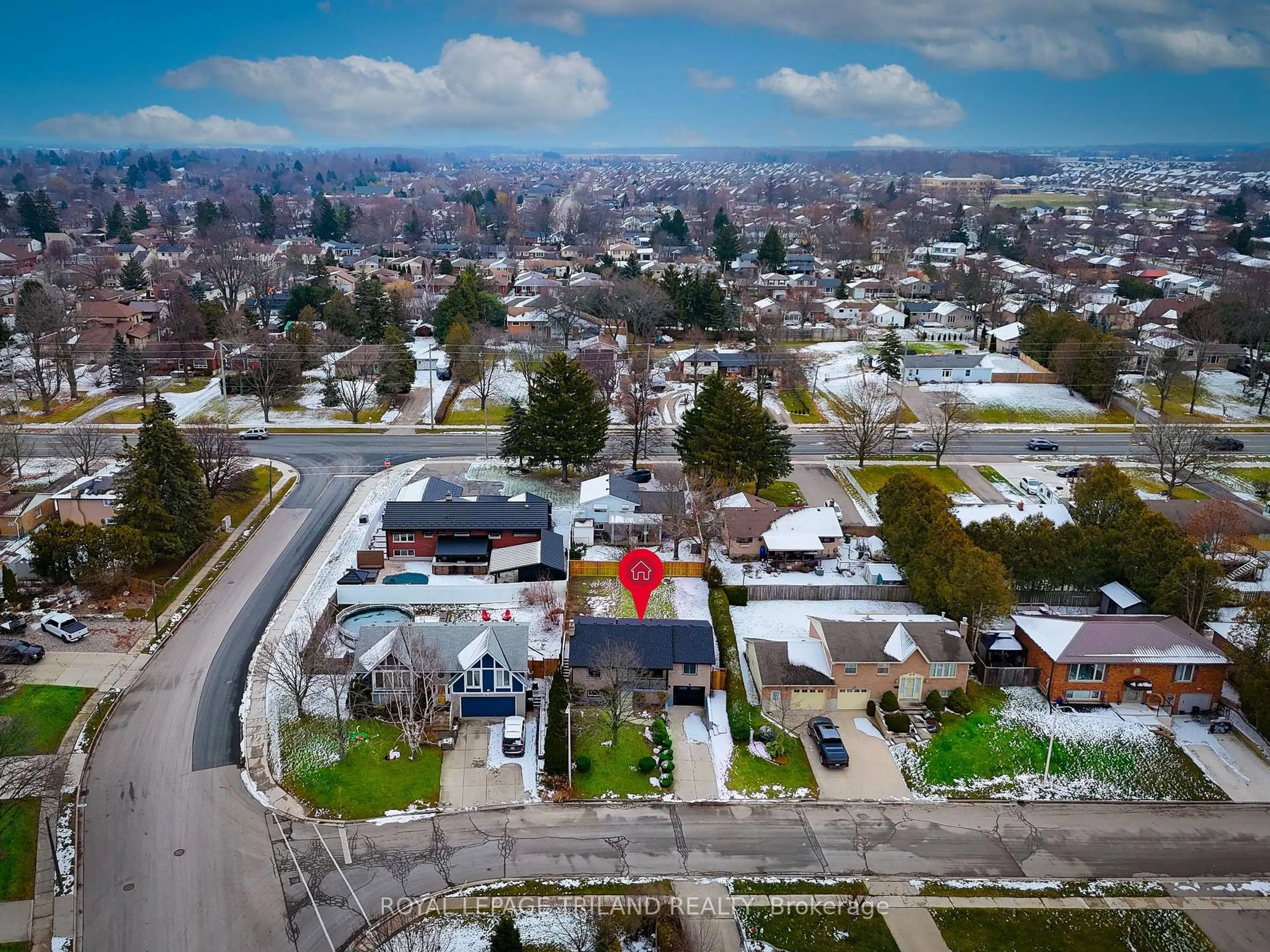 A pic from outside/outdoor area/front of a property/back of a property/a pic from drone, street for 32 Parish St, St. Thomas Ontario N5R 4W8