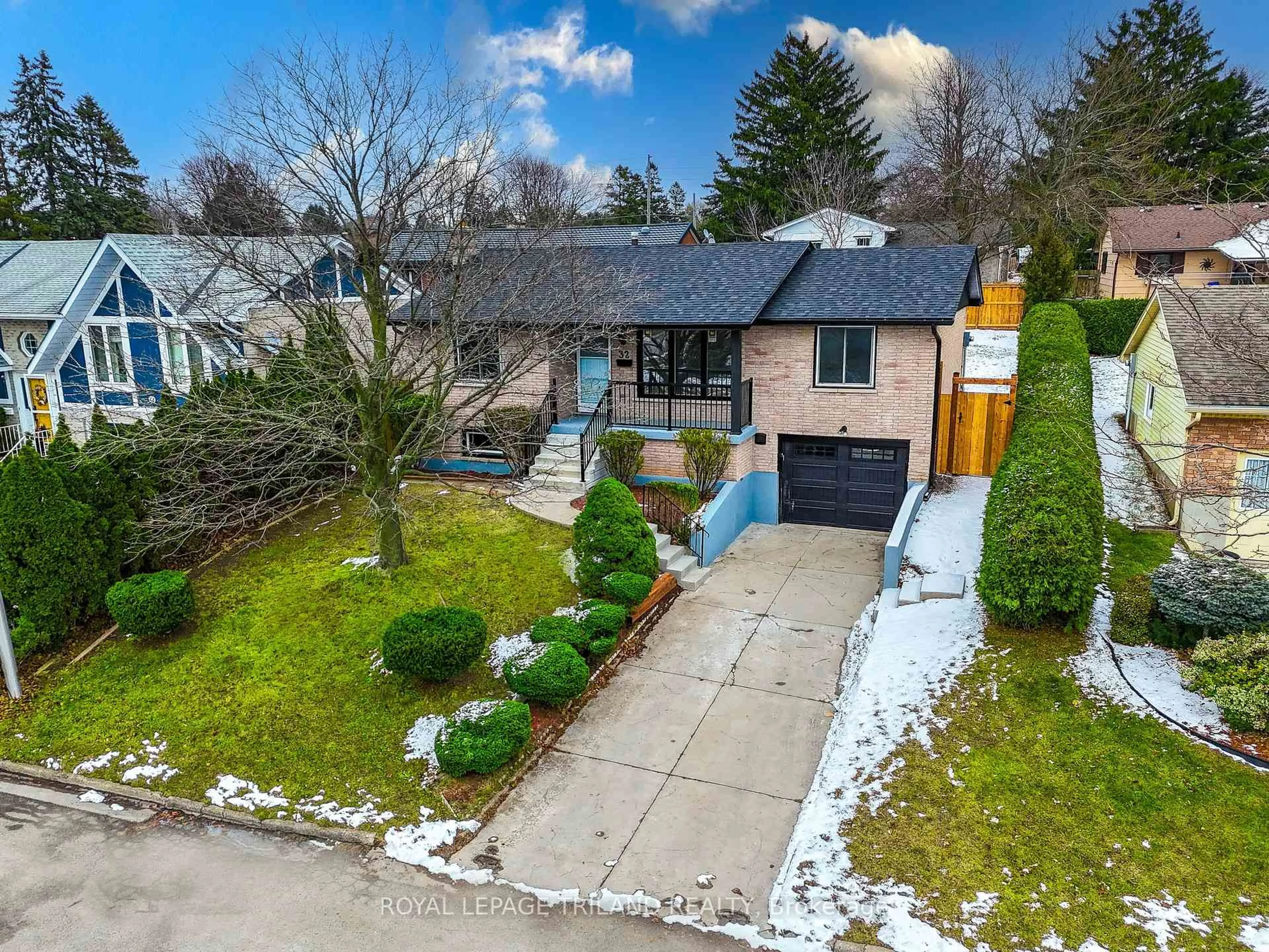 A pic from outside/outdoor area/front of a property/back of a property/a pic from drone, street for 32 Parish St, St. Thomas Ontario N5R 4W8