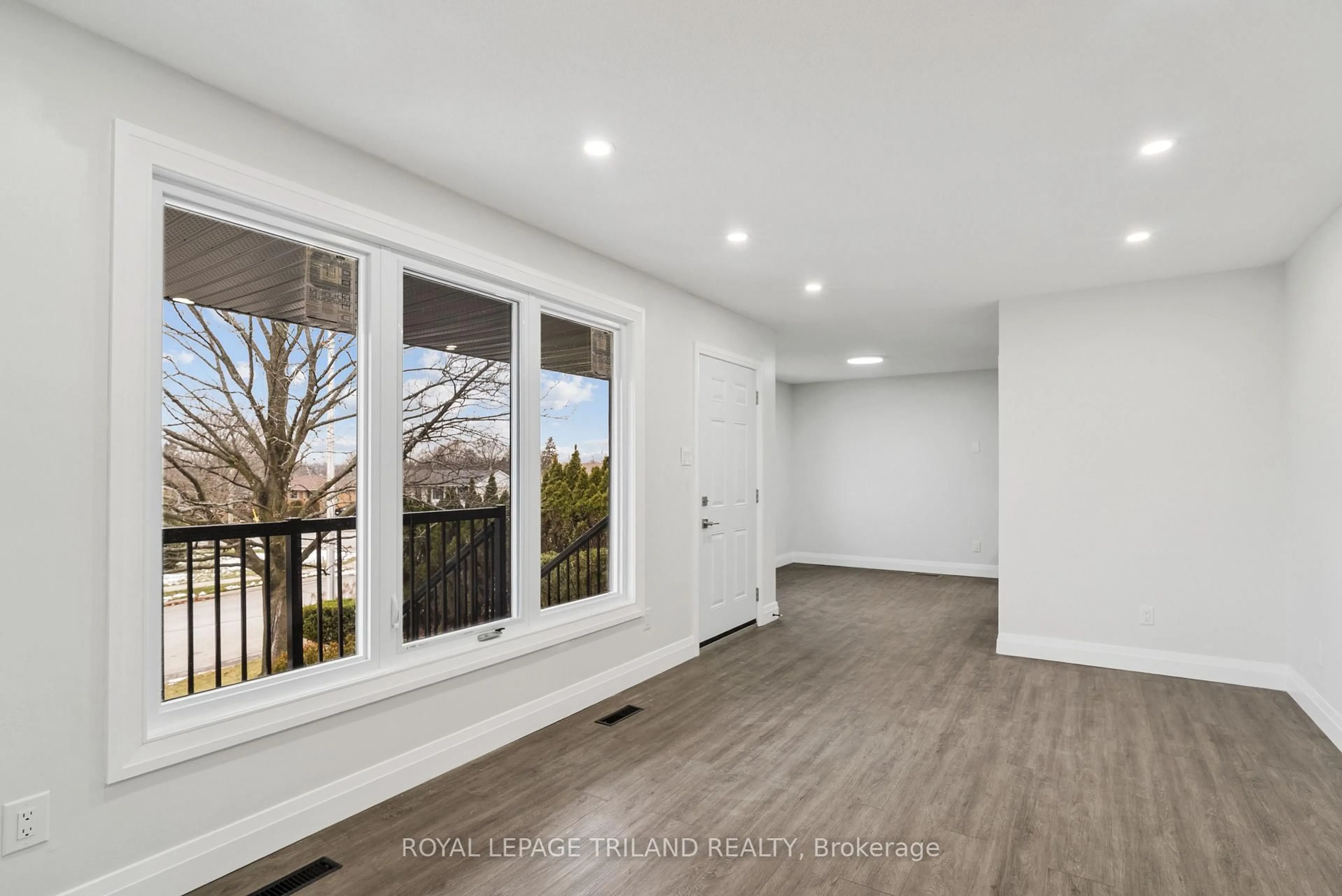 Indoor entryway for 32 Parish St, St. Thomas Ontario N5R 4W8