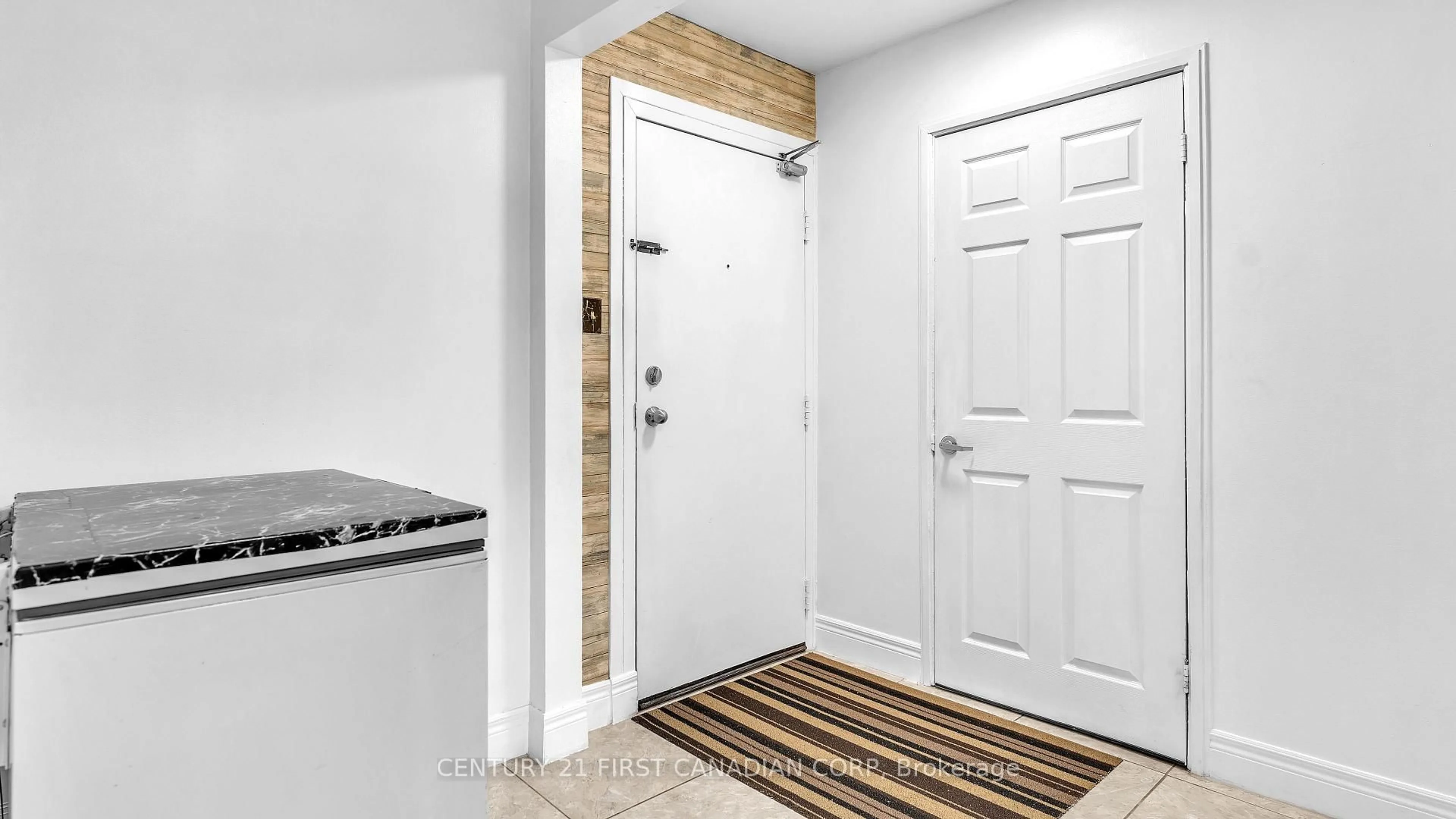 Indoor entryway for 1096 Jalna Blvd #87, London South Ontario N6E 3B8