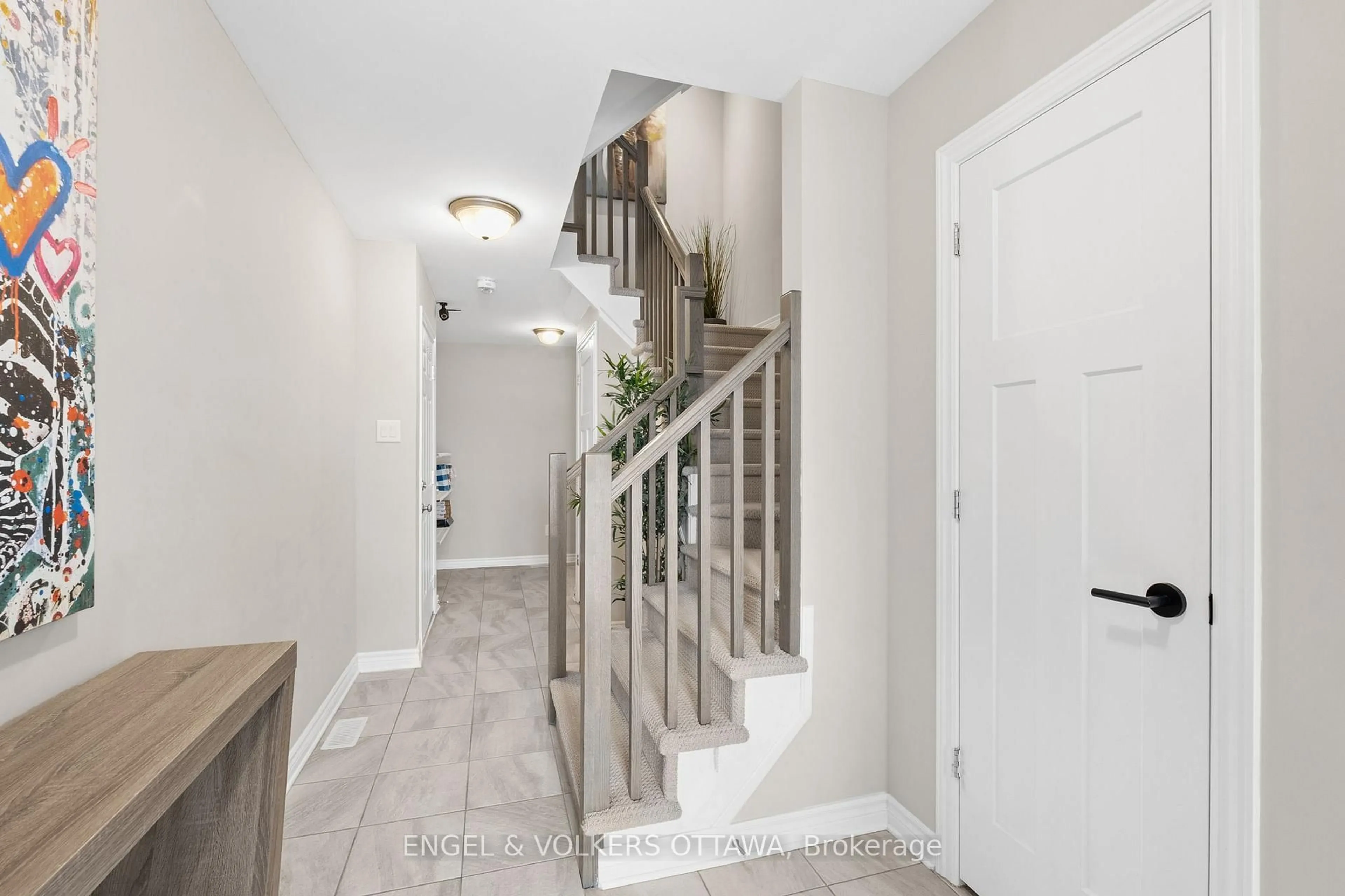Indoor entryway for 39 Stockholm Private, Ottawa Ontario K4M 0G9