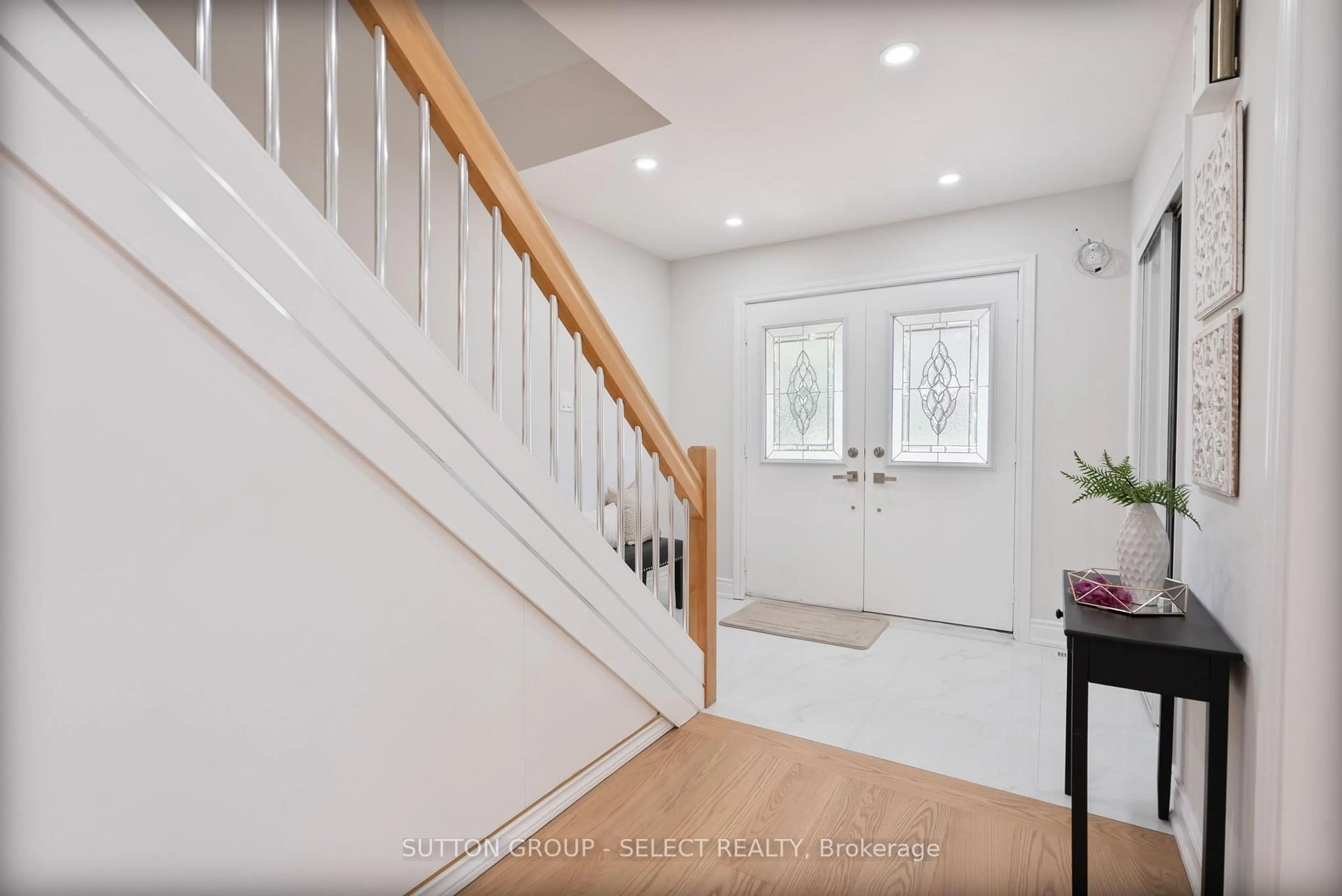 Indoor entryway for 9 ULLSWATER Cres, London North Ontario N6G 4L4