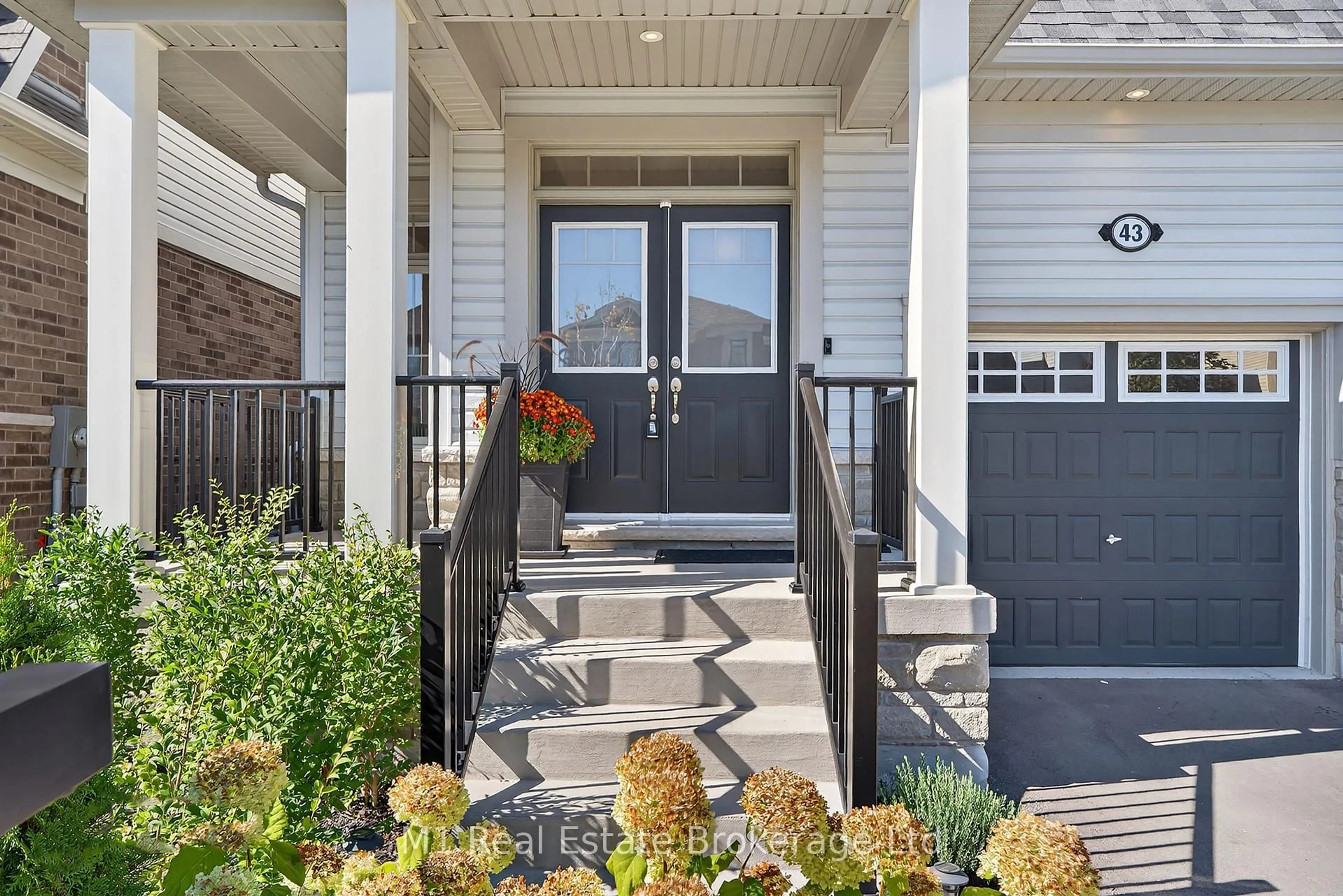 Indoor entryway for 43 Harpin Way, Centre Wellington Ontario N1M 0H7