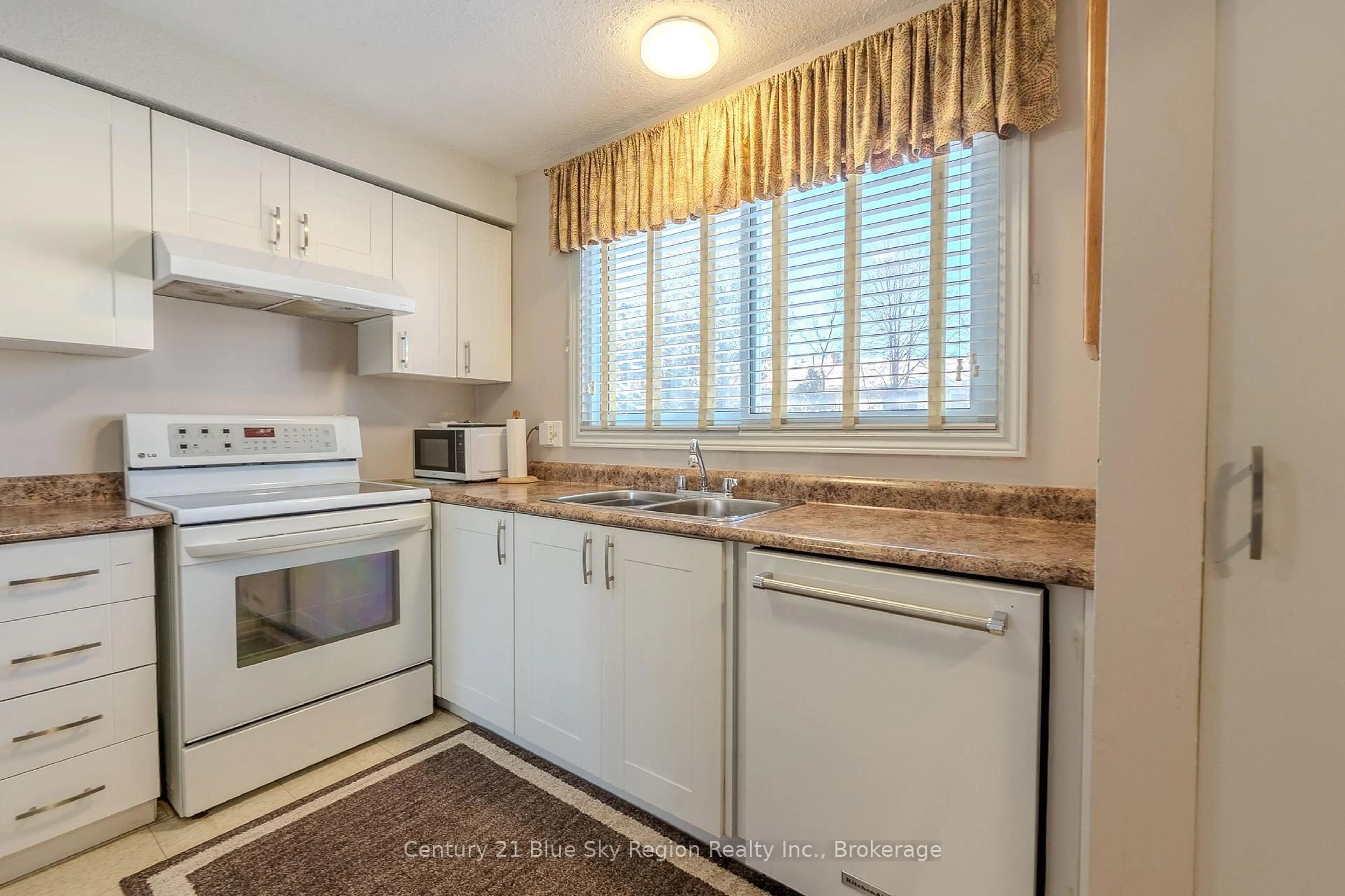 Standard kitchen, unknown for 621 Gormanville Rd #5, North Bay Ontario P1B 8N9