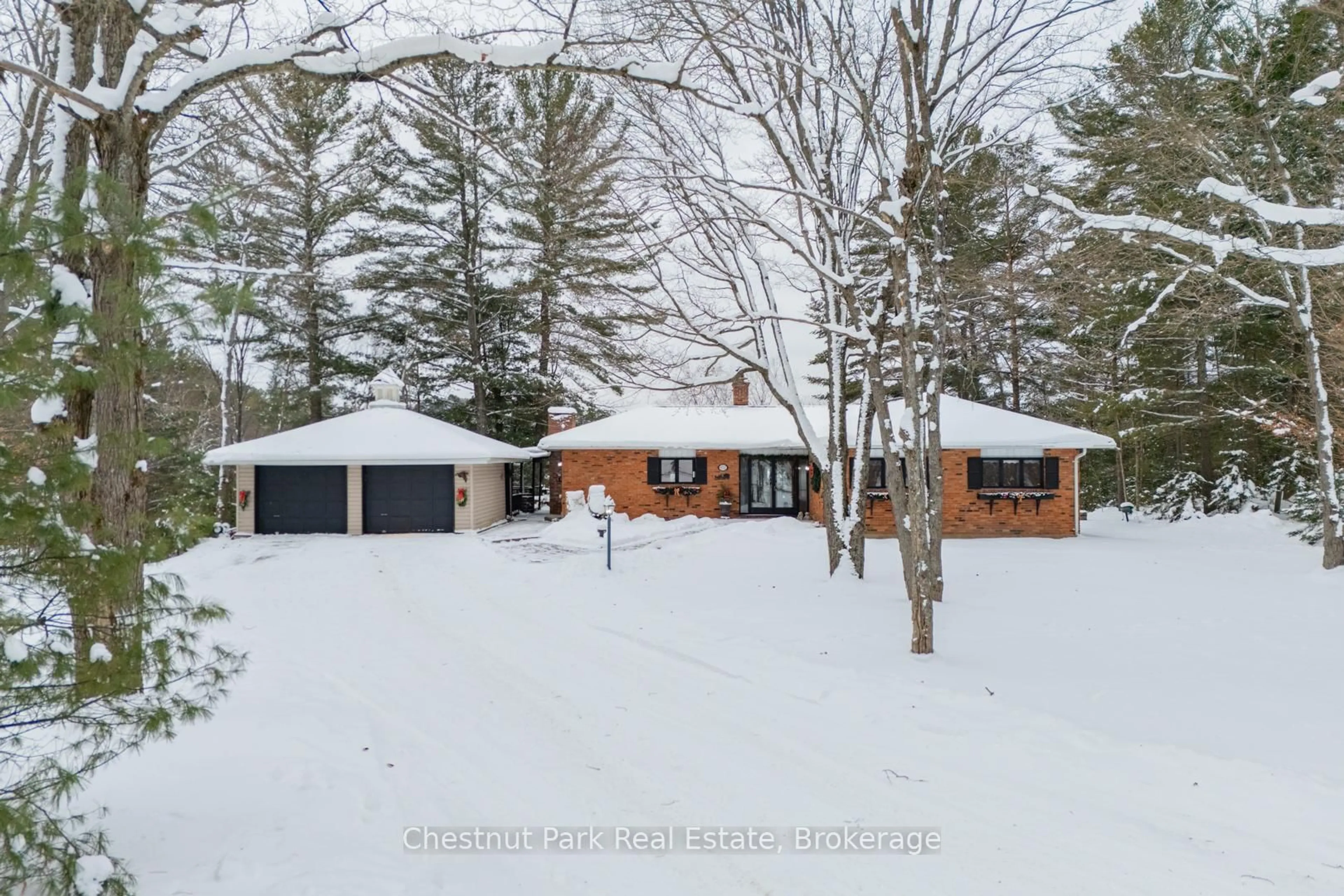 A pic from outside/outdoor area/front of a property/back of a property/a pic from drone, street for 652 North Waseosa Lake Rd, Huntsville Ontario P1H 2J4