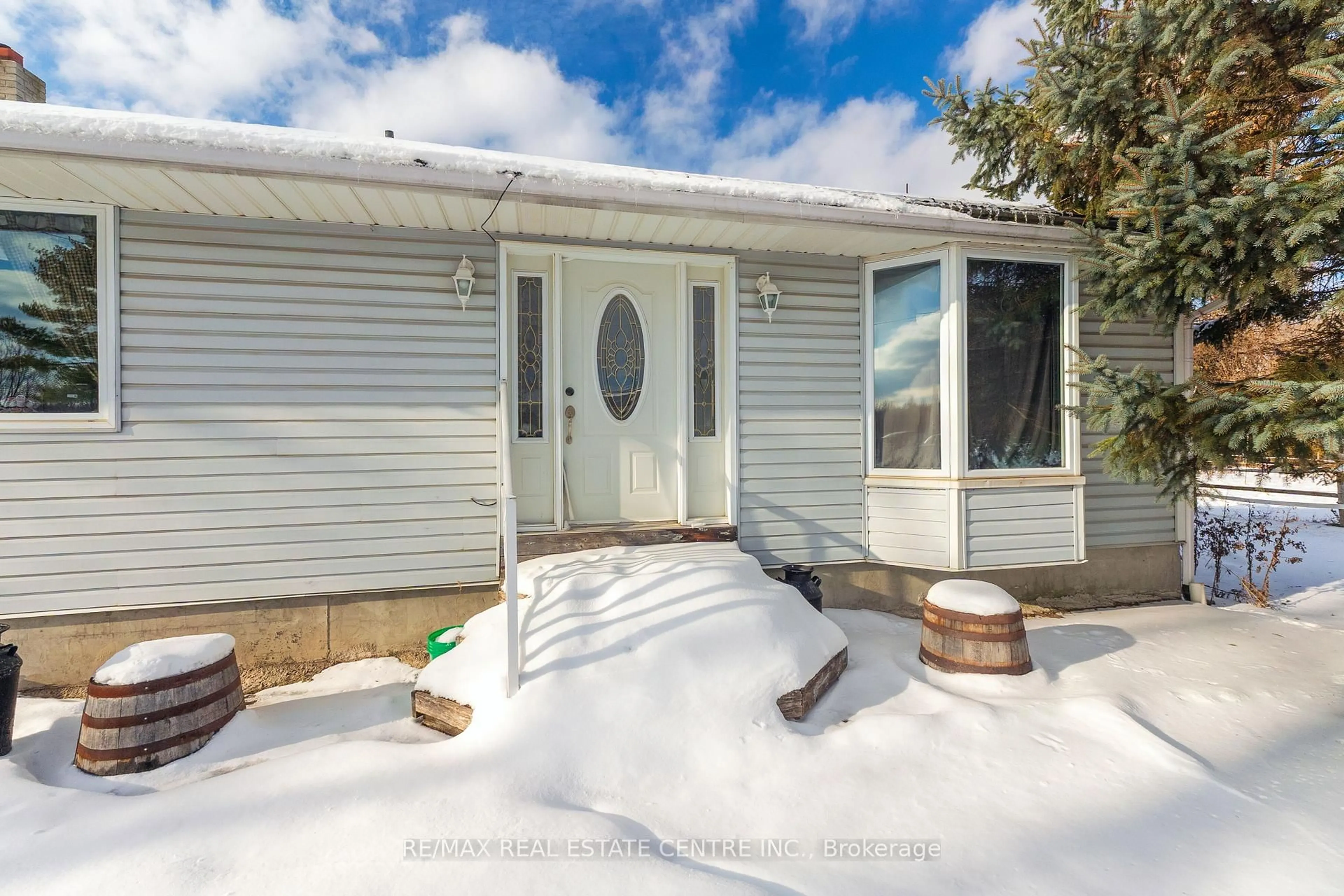 Home with vinyl exterior material, street for 4314 Victoria Rd, Puslinch Ontario N0B 2J0