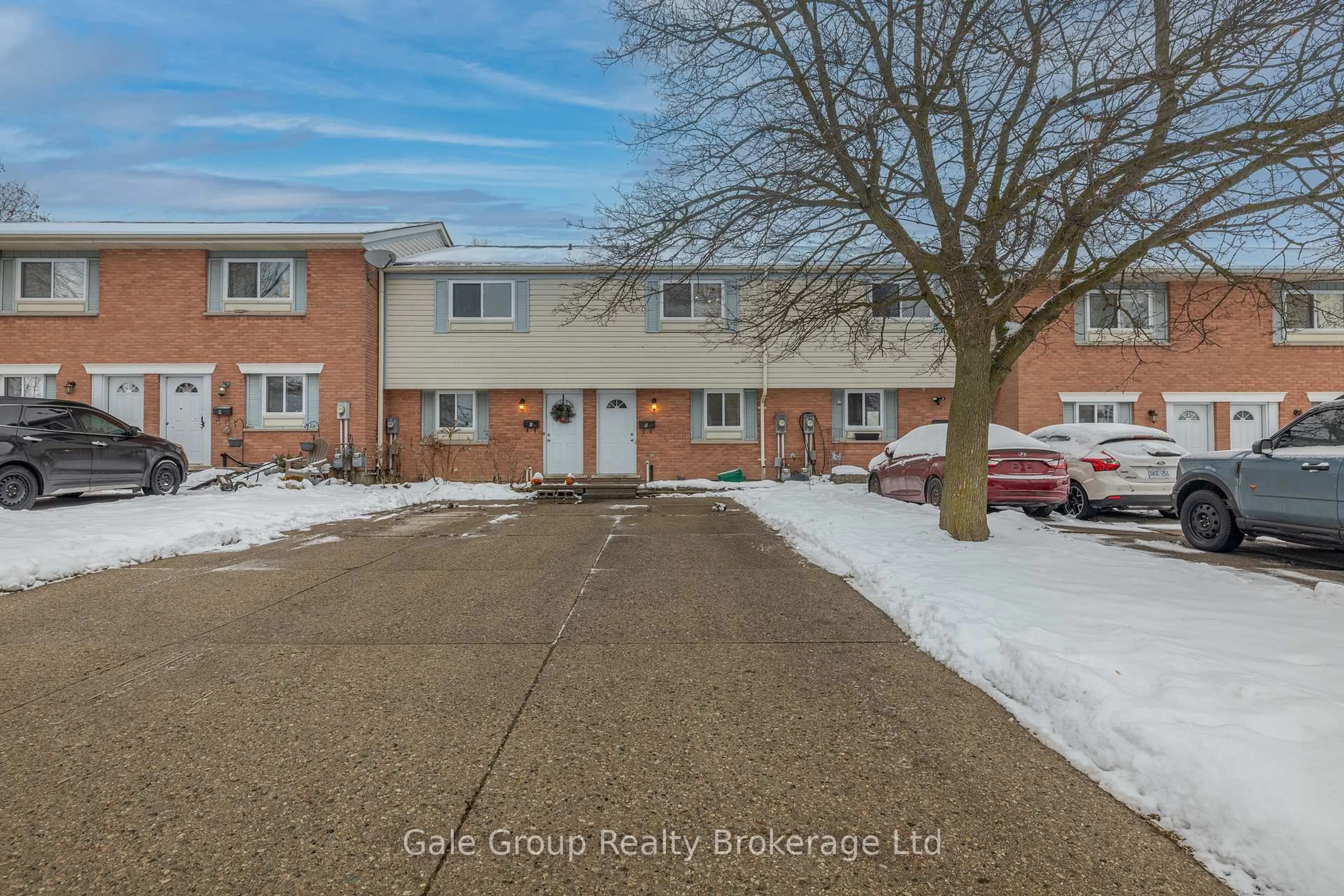 A pic from outside/outdoor area/front of a property/back of a property/a pic from drone, street for 125 Bay St #6, Woodstock Ontario N4S 8H7