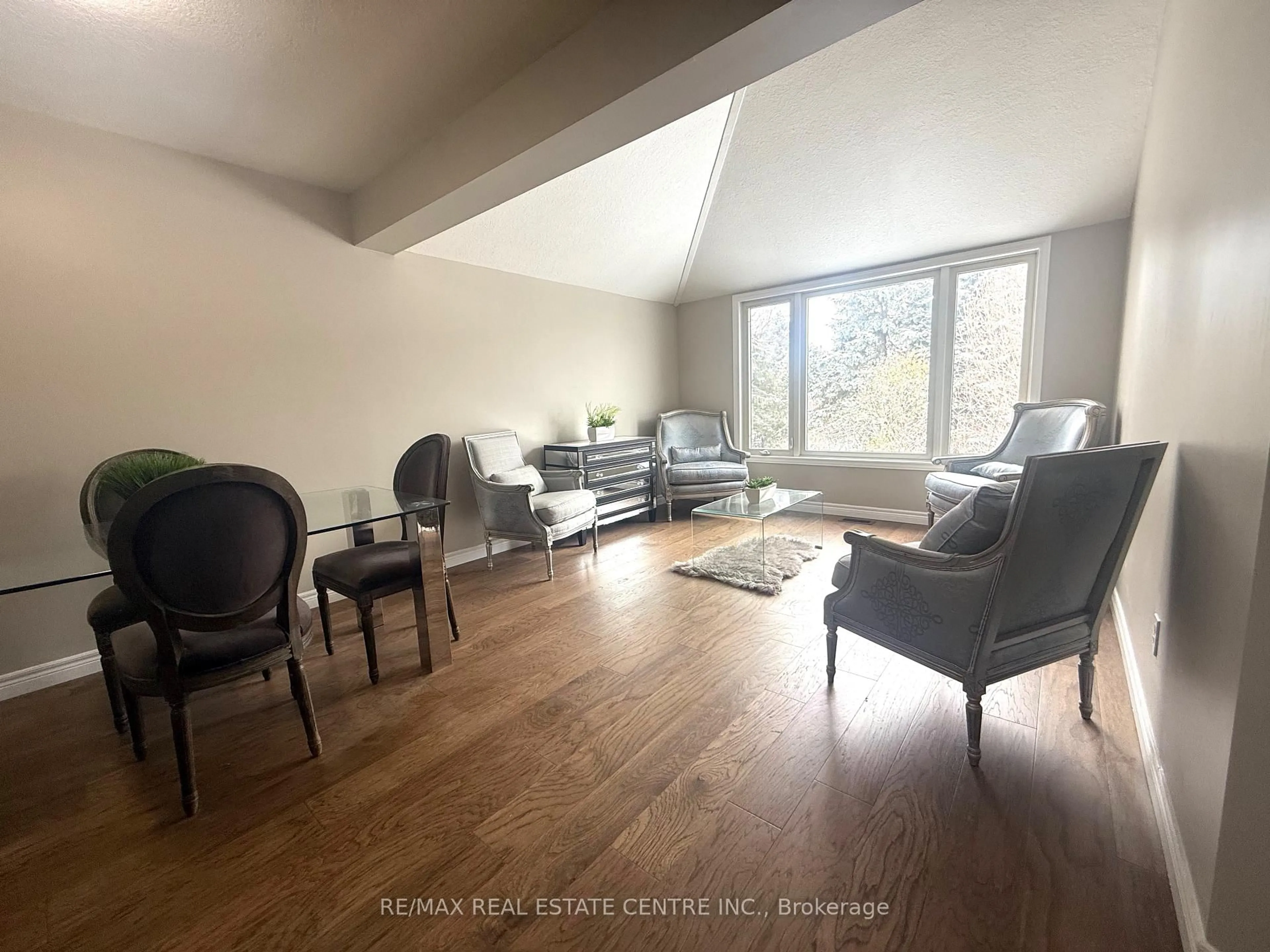 A pic of a room for 10 Periwinkle Way, Guelph Ontario N1L 1H8