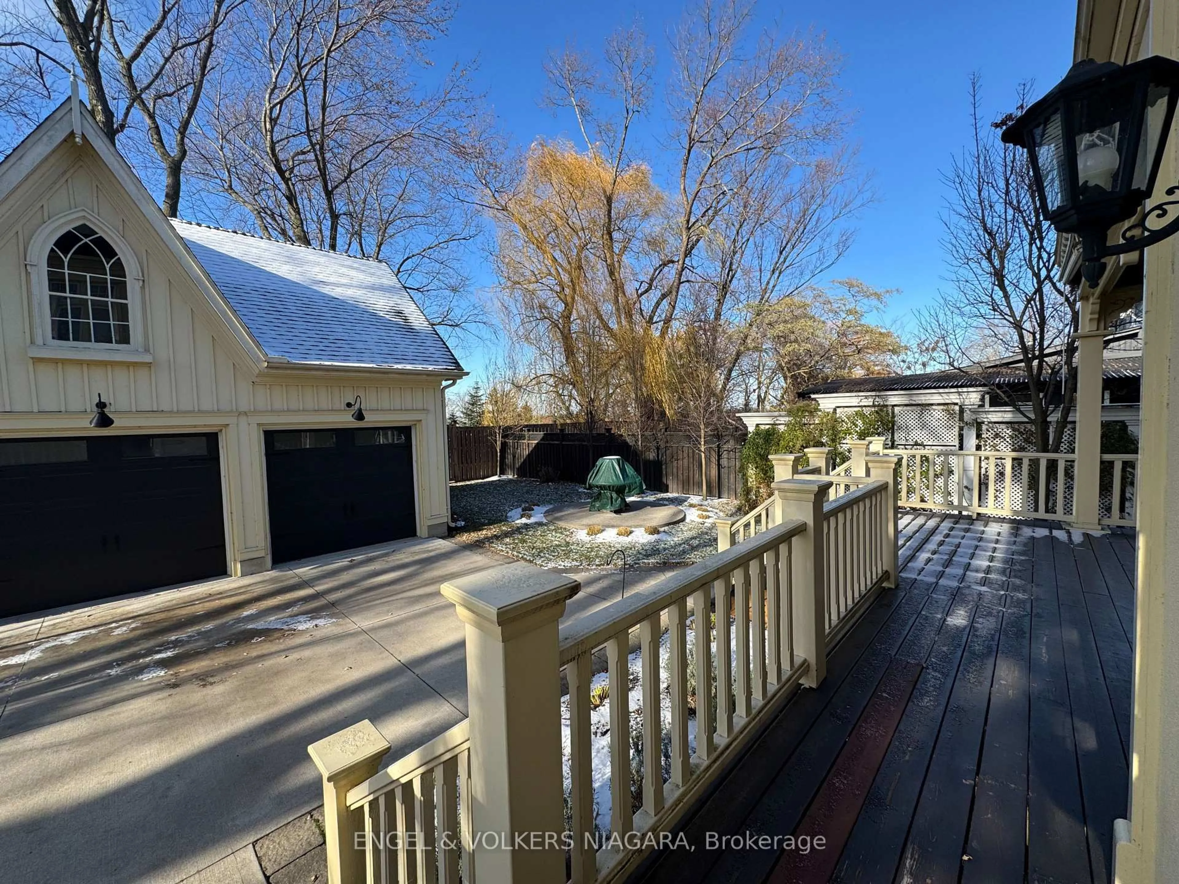 A pic from outside/outdoor area/front of a property/back of a property/a pic from drone, unknown for 14650 Niagara Pkwy, Niagara-on-the-Lake Ontario L0S 1J0