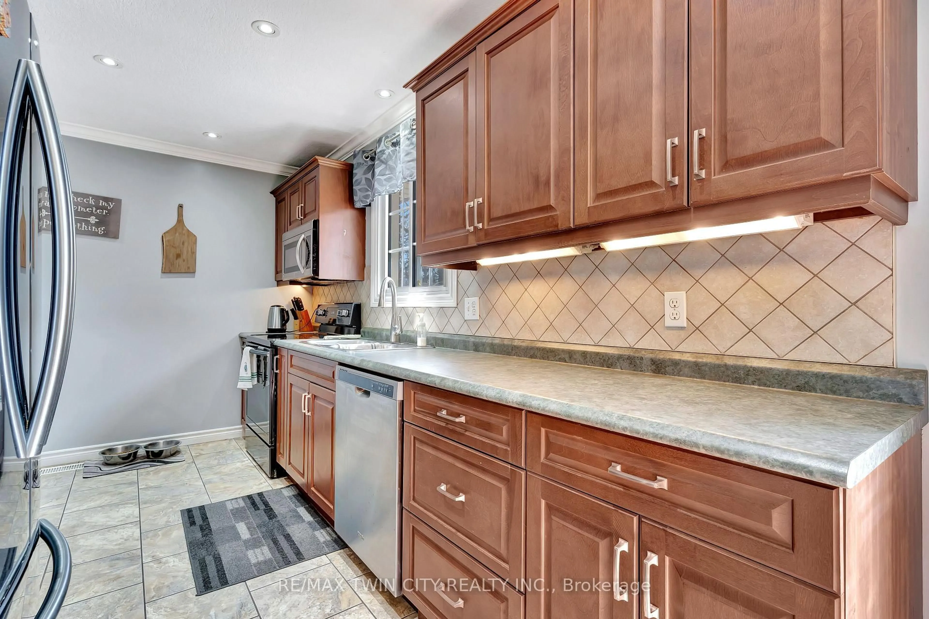 Open concept kitchen, ceramic/tile floor for 22 Victoria St, North Dumfries Ontario N0B 1L0