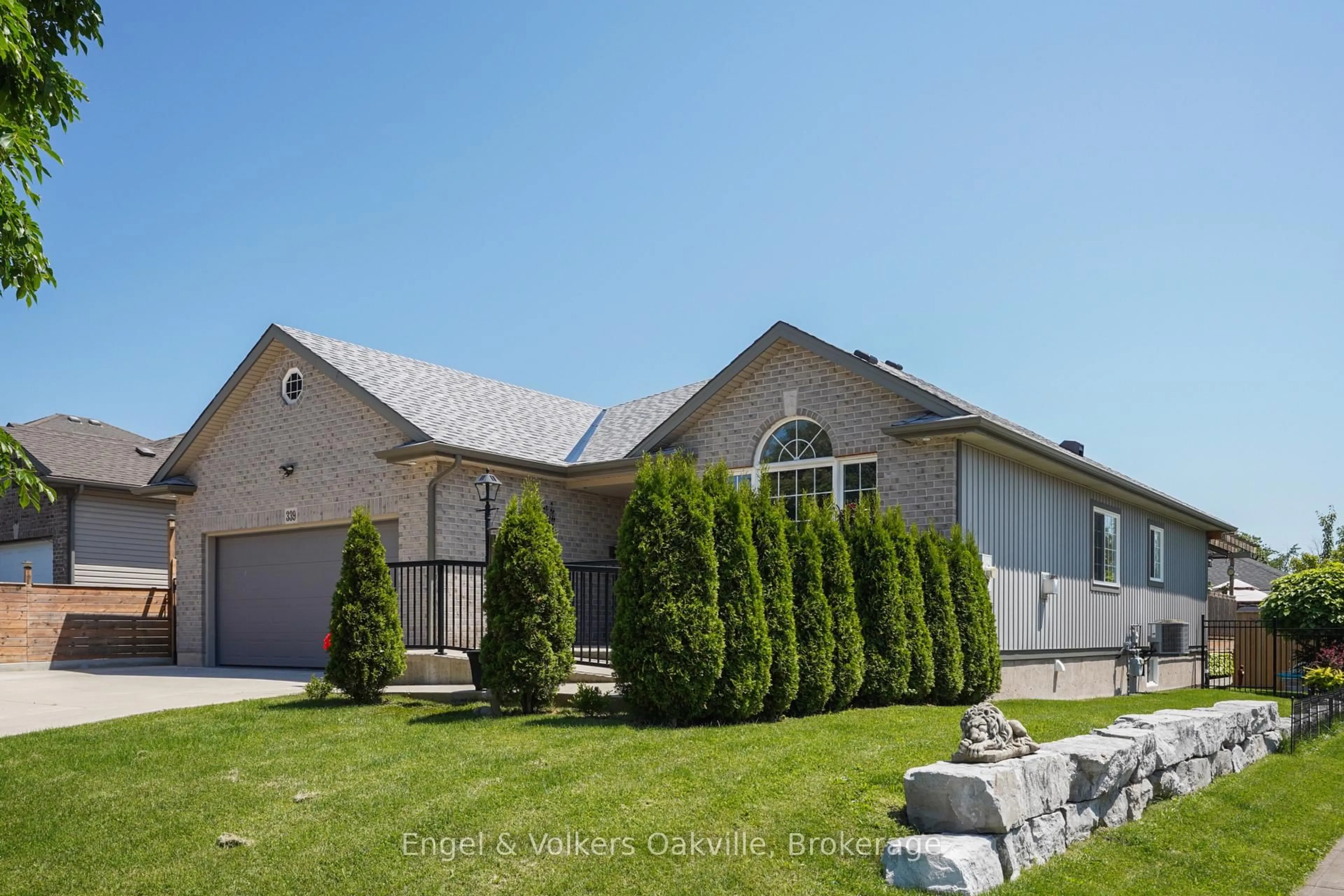 Home with vinyl exterior material, street for 339 Wellbrook Ave, Welland Ontario L3C 7N3