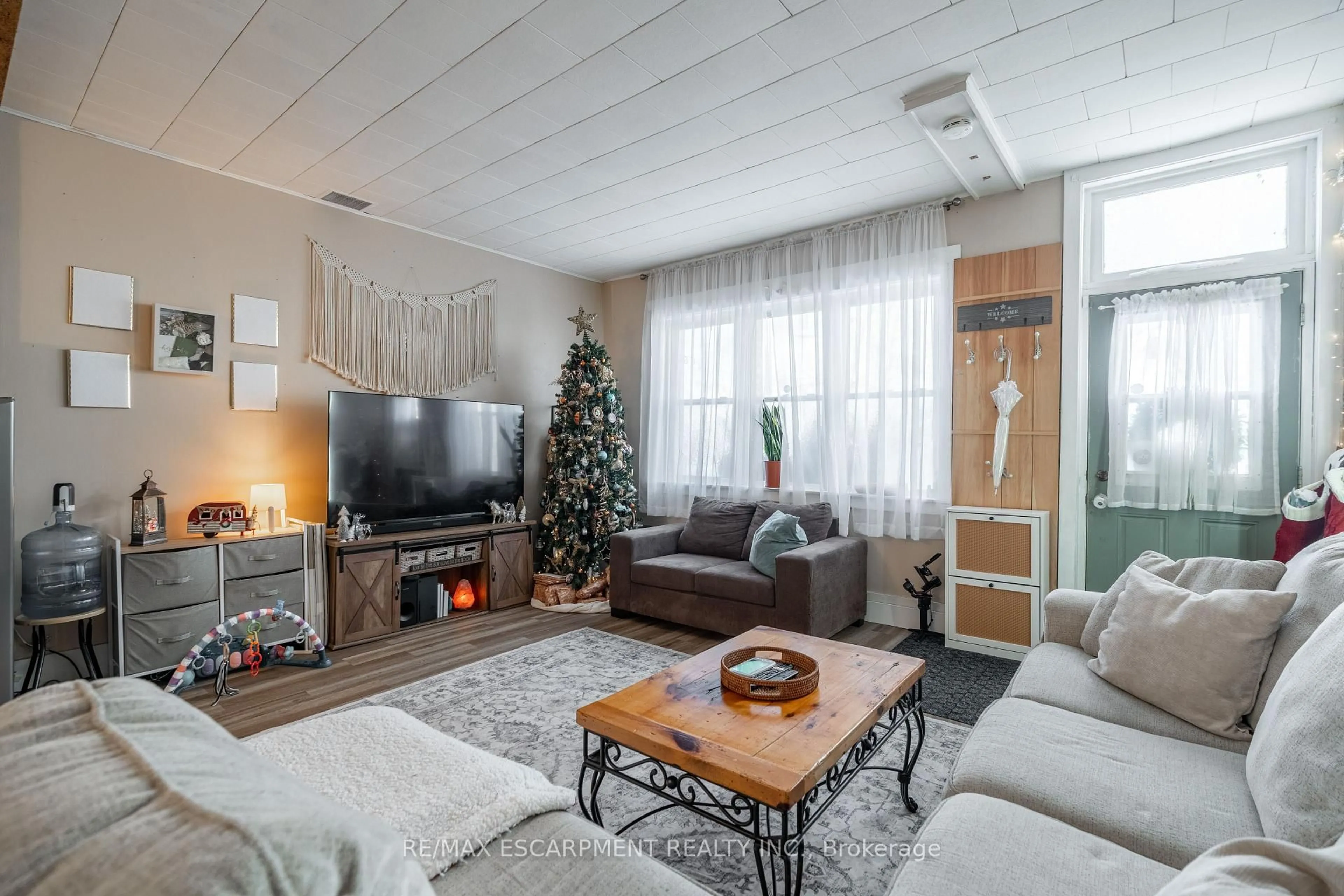 Living room with furniture, unknown for 18 King St #A&B, Haldimand Ontario N0A 1E0