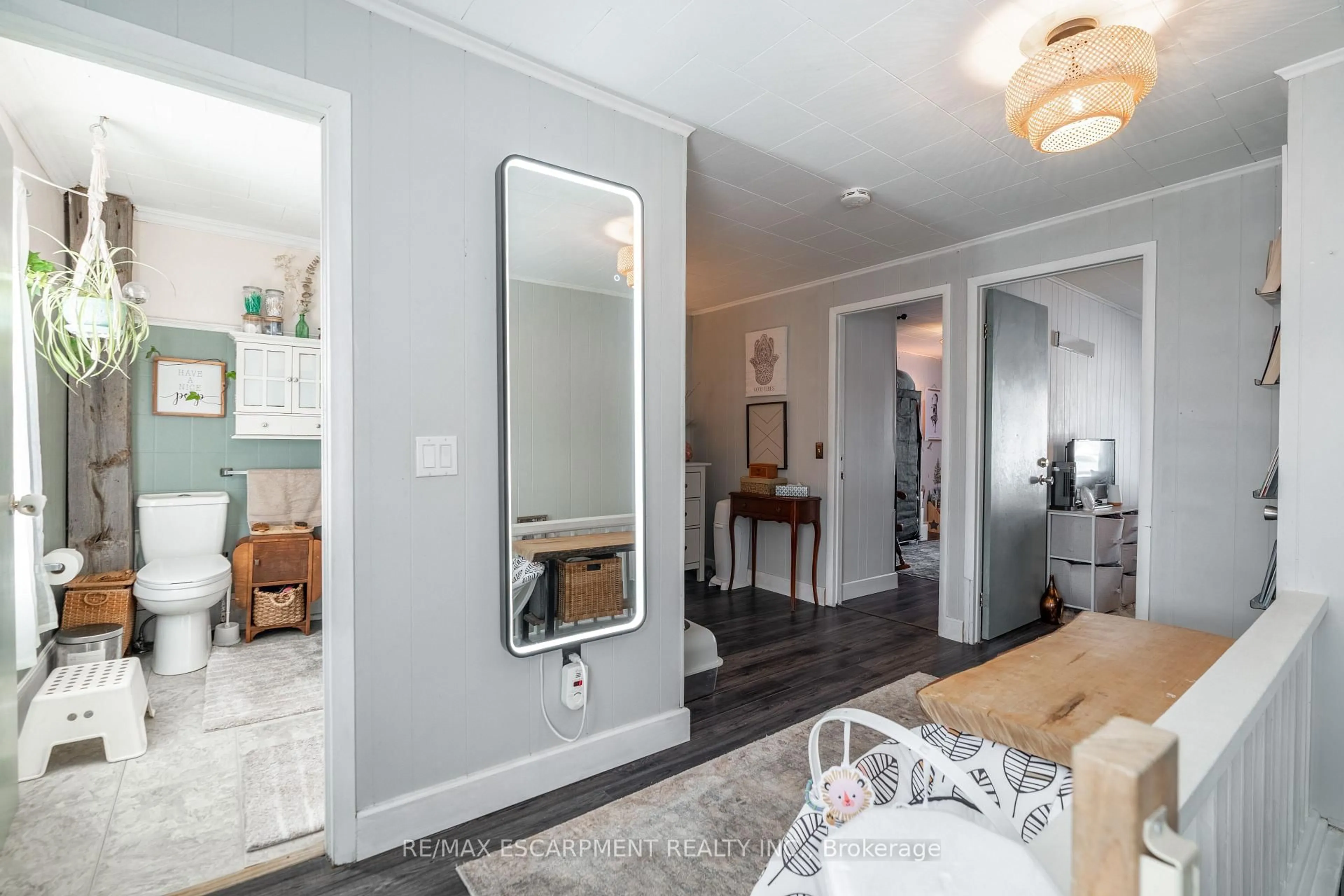 Indoor entryway for 18 King St #A&B, Haldimand Ontario N0A 1E0