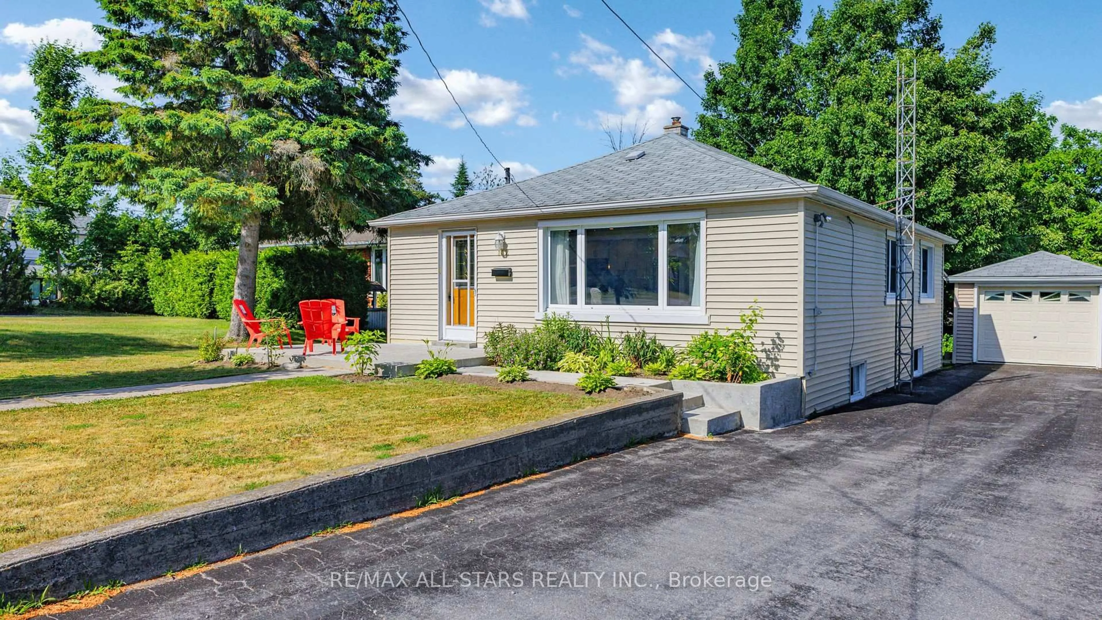 Home with vinyl exterior material, street for 162 Queen St, Kawartha Lakes Ontario K0M 1N0