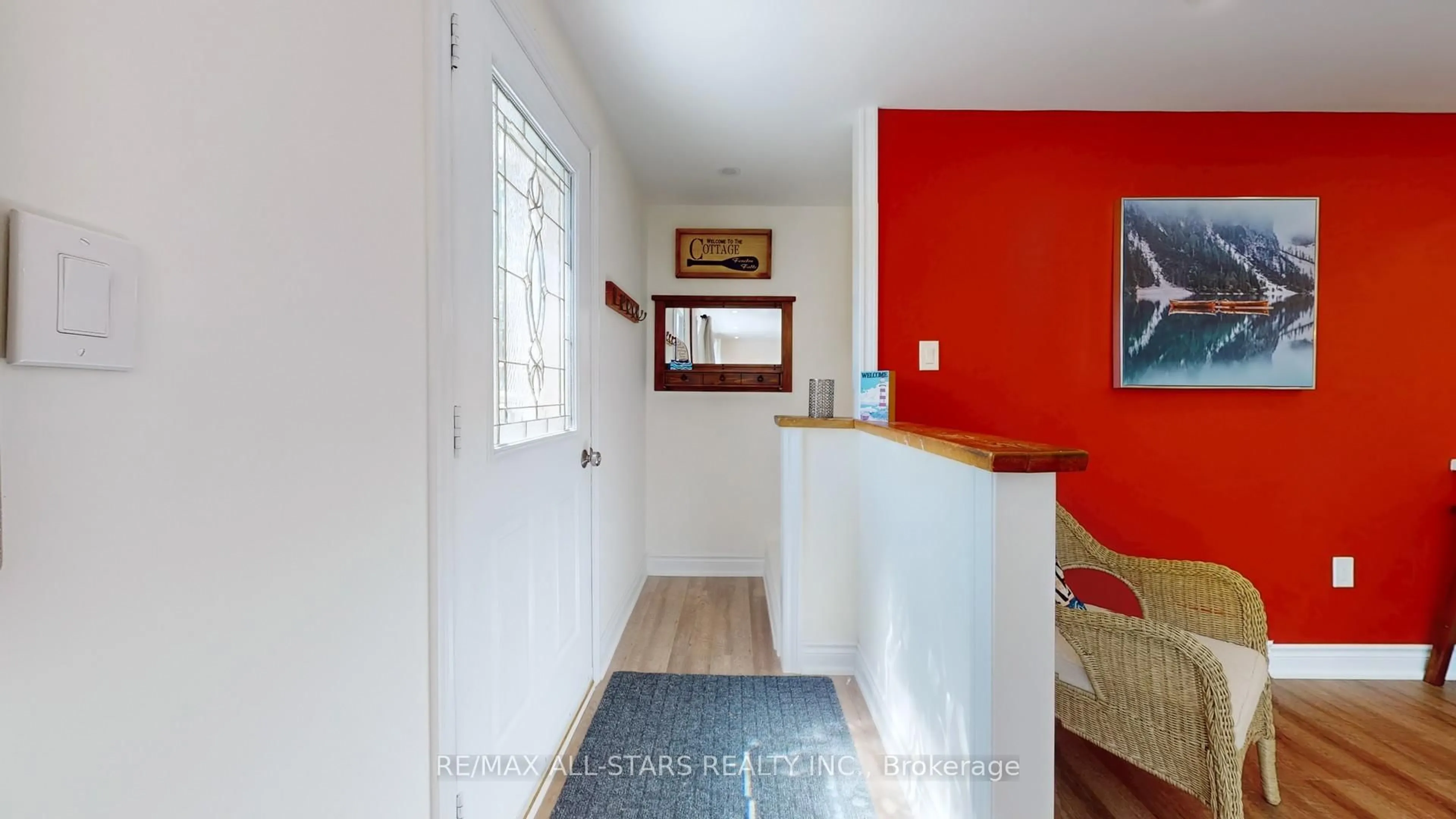 Indoor foyer for 162 Queen St, Kawartha Lakes Ontario K0M 1N0