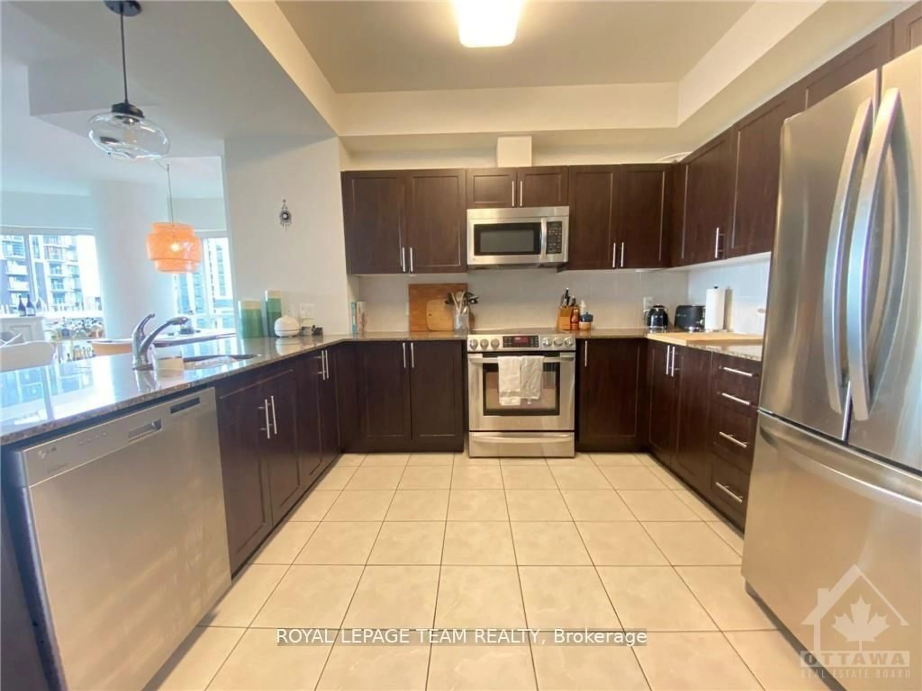 Standard kitchen, ceramic/tile floor for 234 Rideau St #2204, Ottawa Ontario K1N 0A9