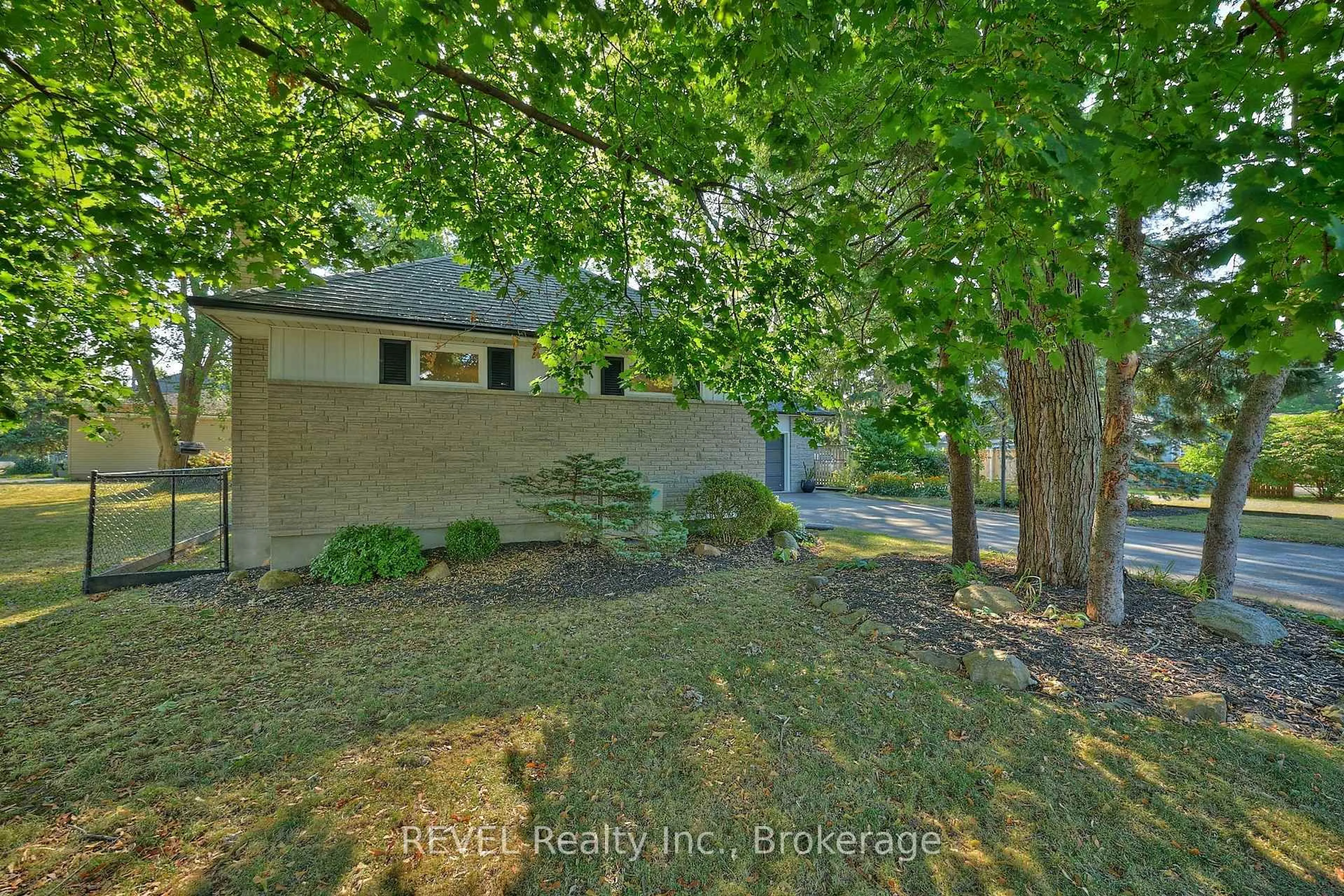 A pic from outside/outdoor area/front of a property/back of a property/a pic from drone, street for 88 Haun Rd, Fort Erie Ontario L0S 1B0