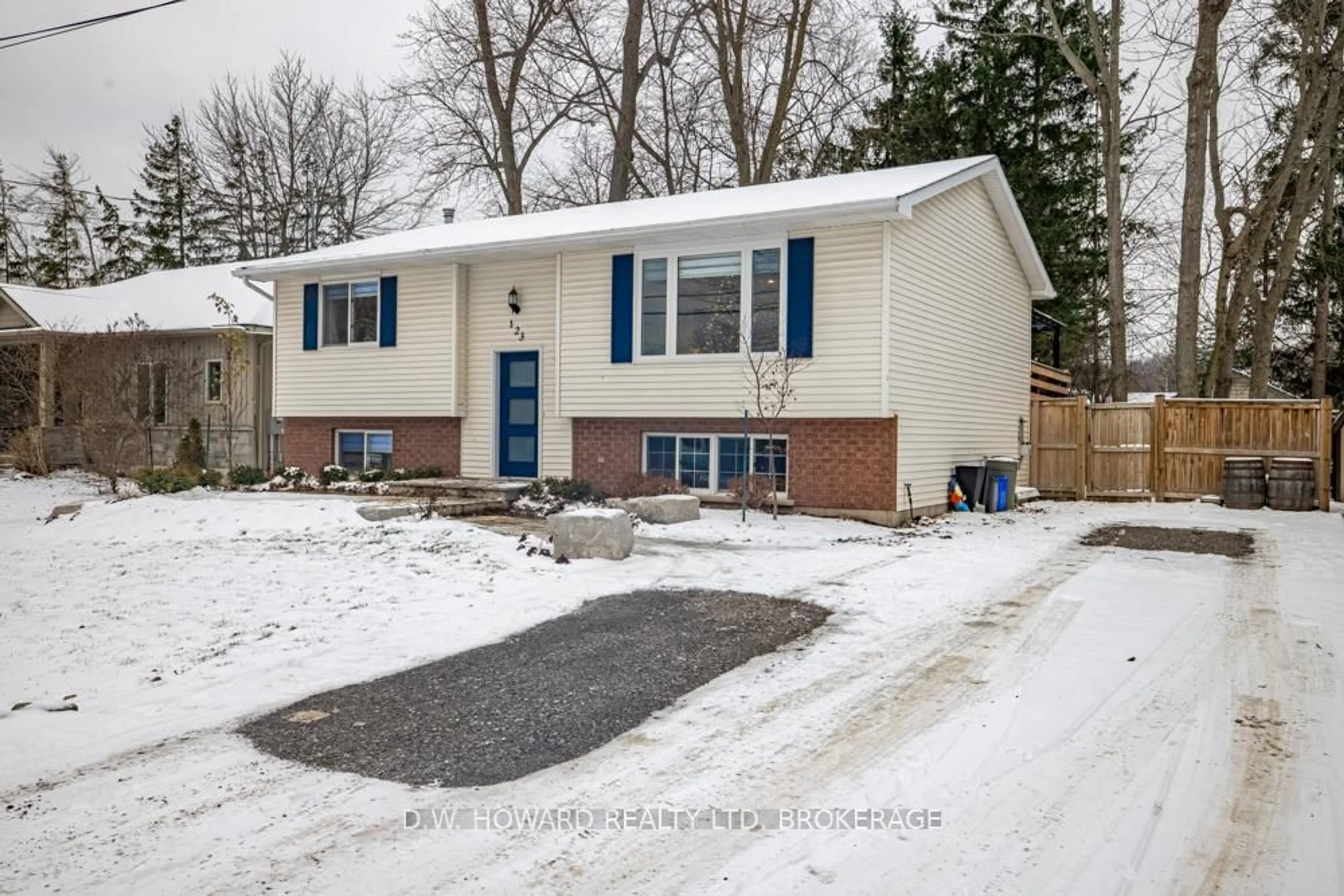 Home with vinyl exterior material, street for 123 Burleigh Rd, Fort Erie Ontario L0S 1N0