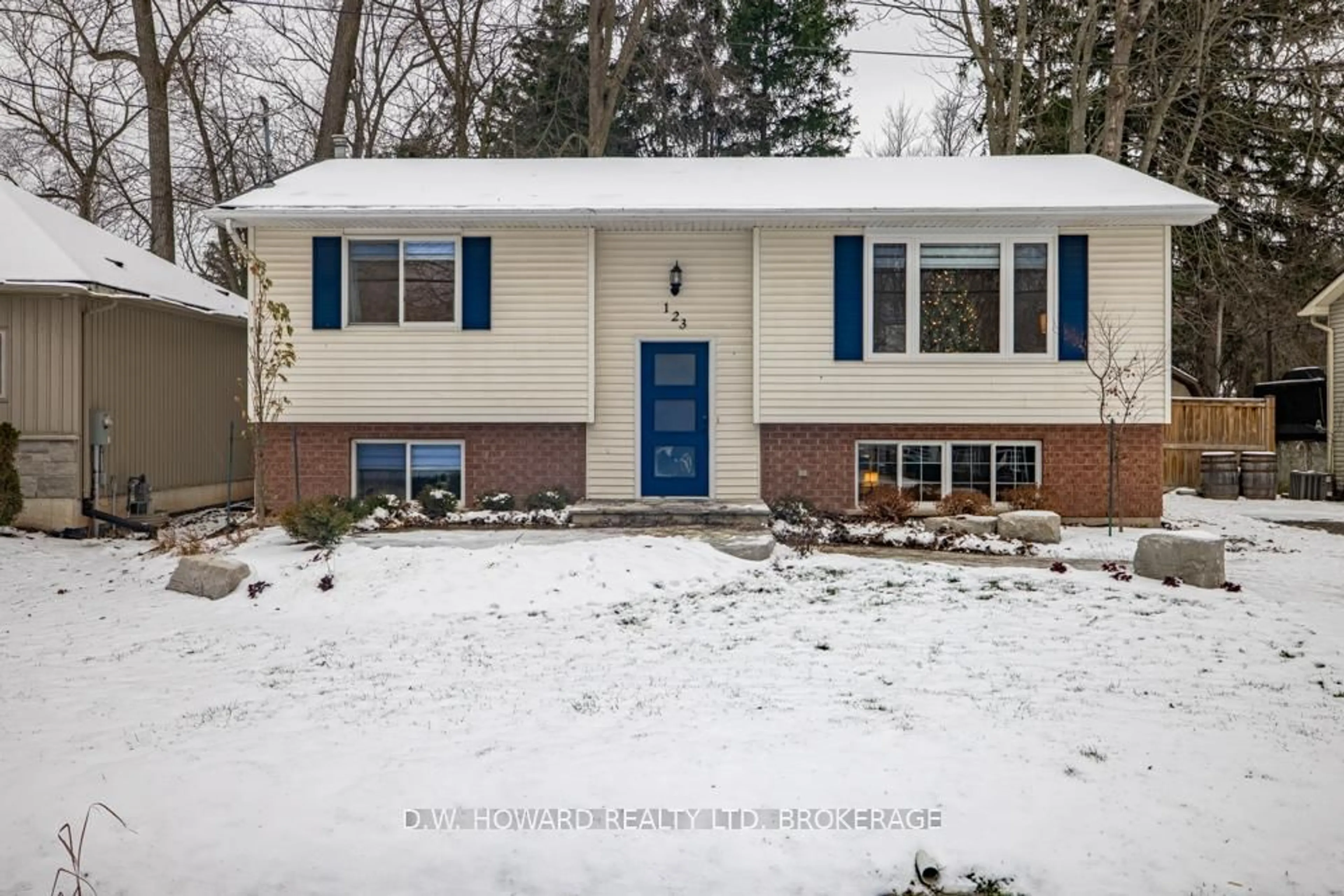 Home with vinyl exterior material, street for 123 Burleigh Rd, Fort Erie Ontario L0S 1N0