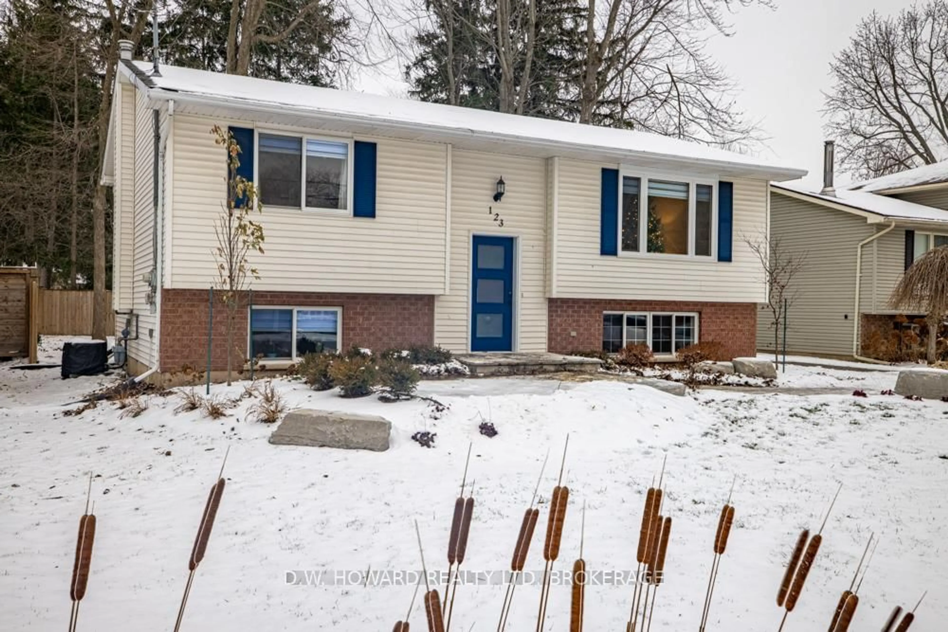 Home with vinyl exterior material, street for 123 Burleigh Rd, Fort Erie Ontario L0S 1N0