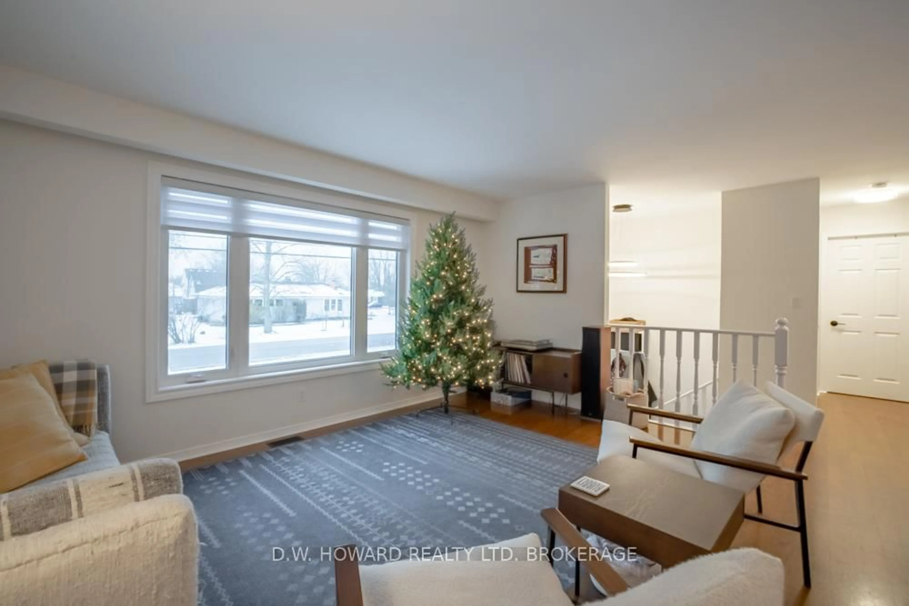 Living room with furniture, unknown for 123 Burleigh Rd, Fort Erie Ontario L0S 1N0