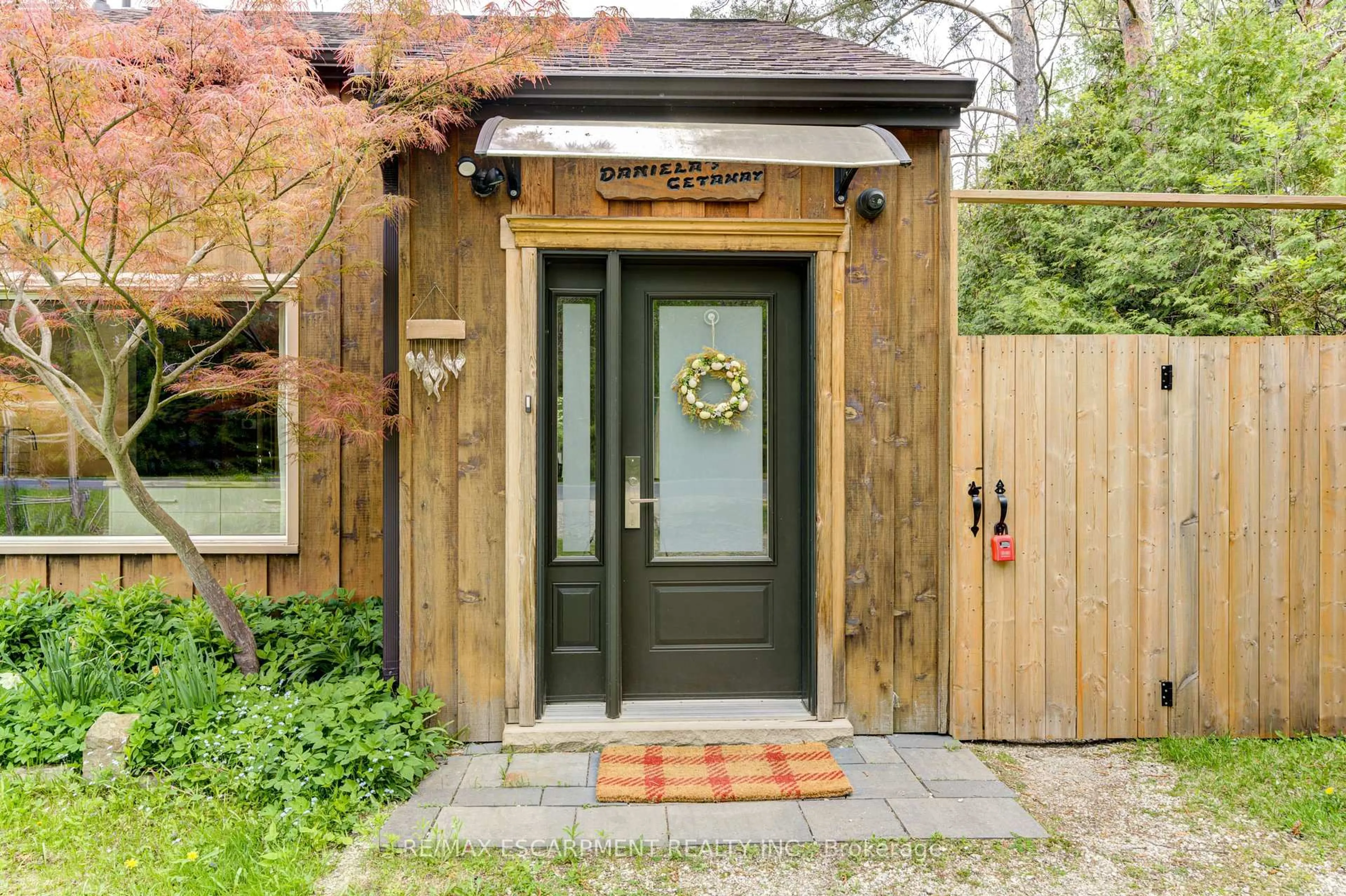 Indoor entryway for 109 Hope St, Blue Mountains Ontario L9Y 0L1