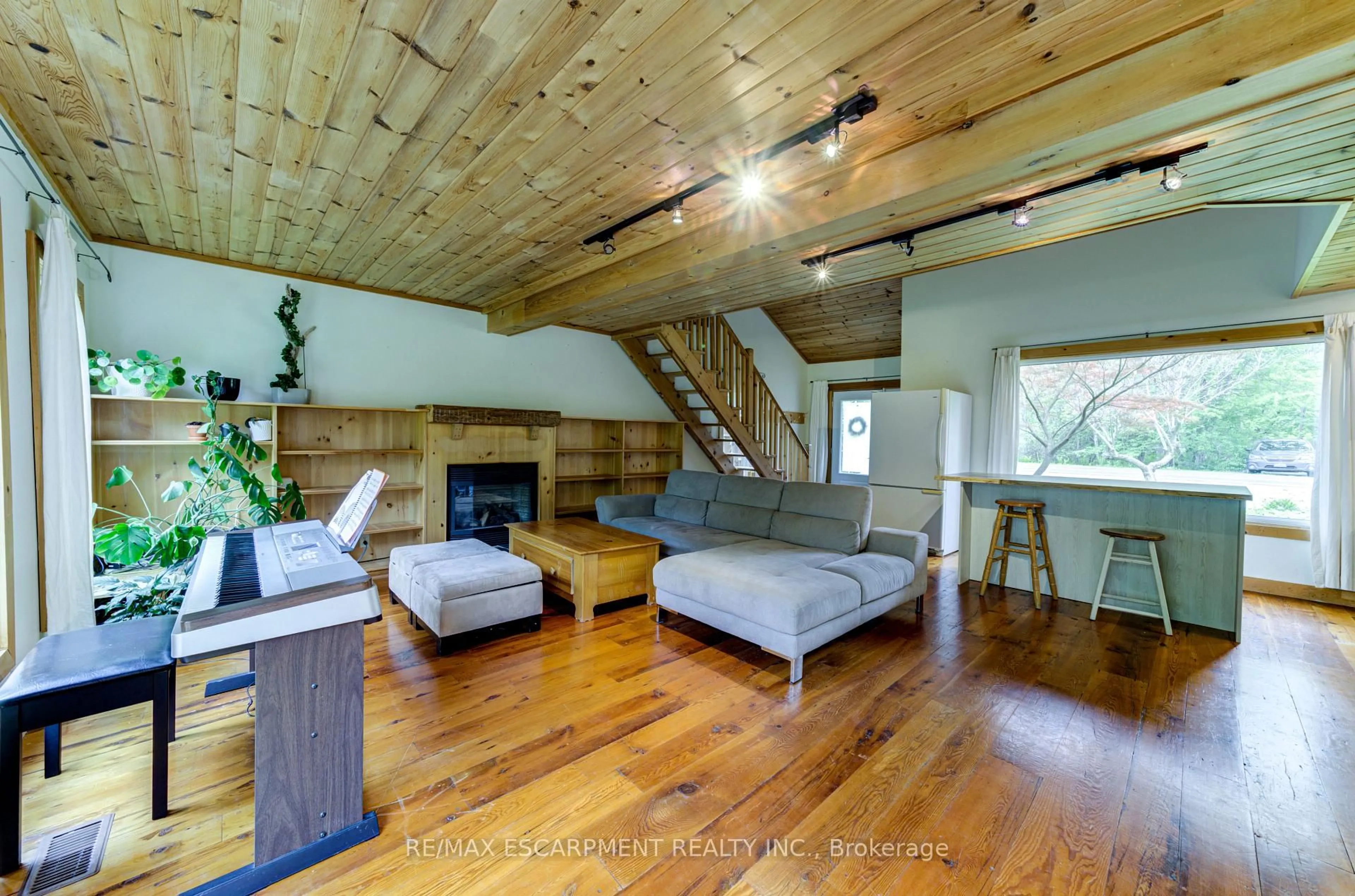 Living room with furniture, wood/laminate floor for 109 Hope St, Blue Mountains Ontario L9Y 0L1