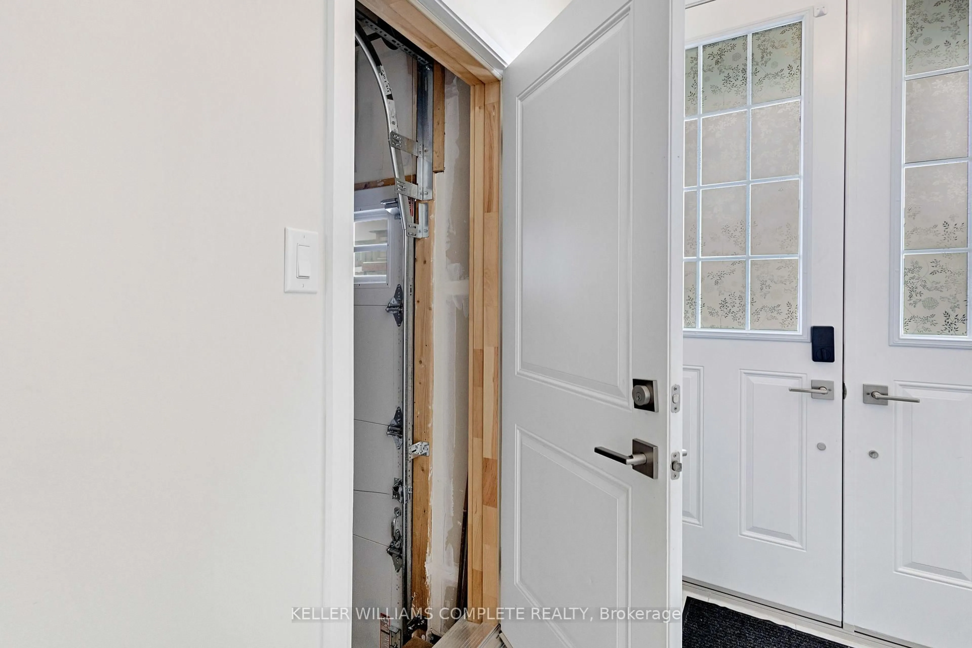 Indoor entryway for 5 Cherry Blossom Hts, Hamilton Ontario L9B 0E9