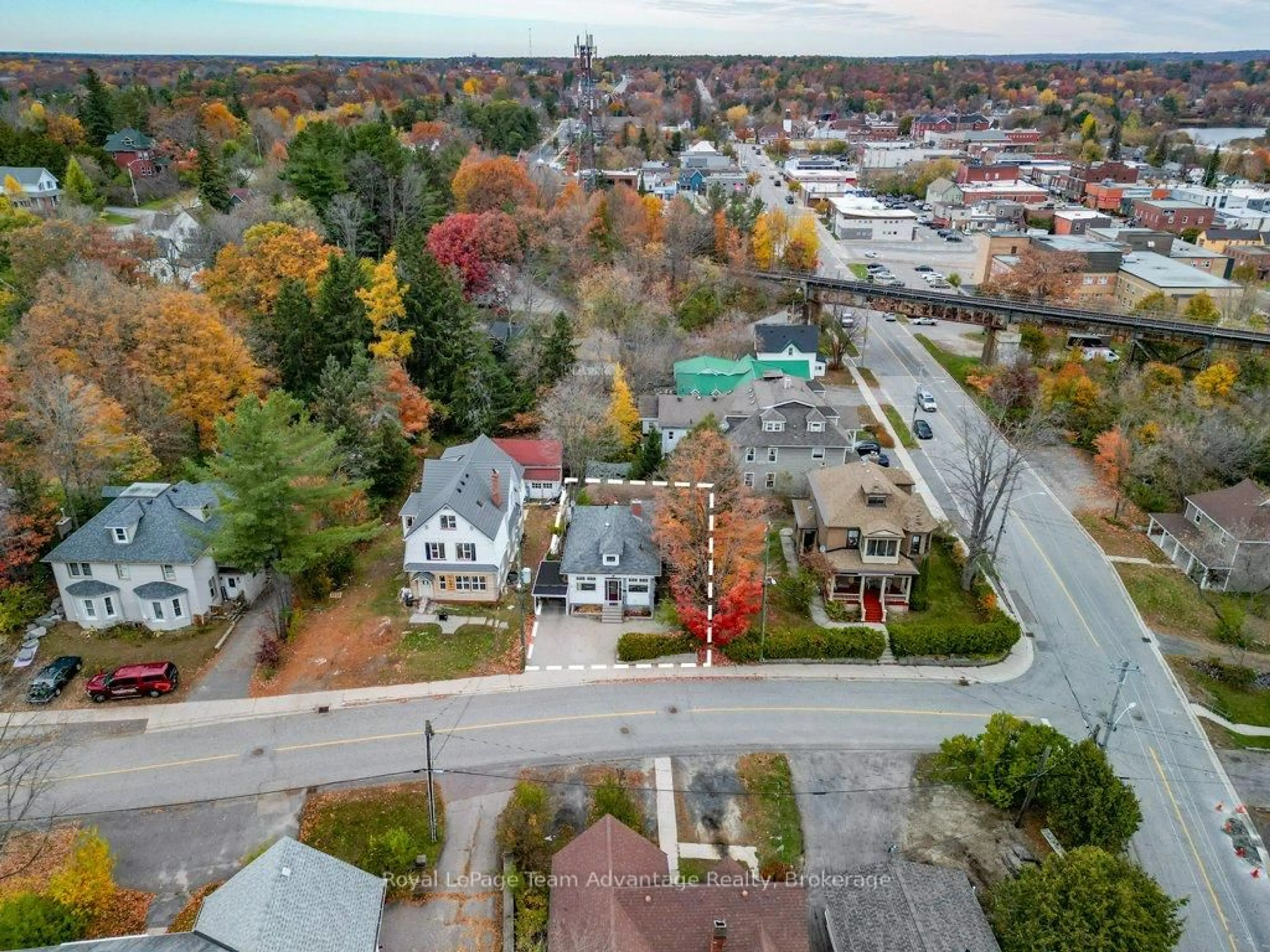 A pic from outside/outdoor area/front of a property/back of a property/a pic from drone, street for 3 Belvedere Ave, Parry Sound Ontario P2A 1Z8