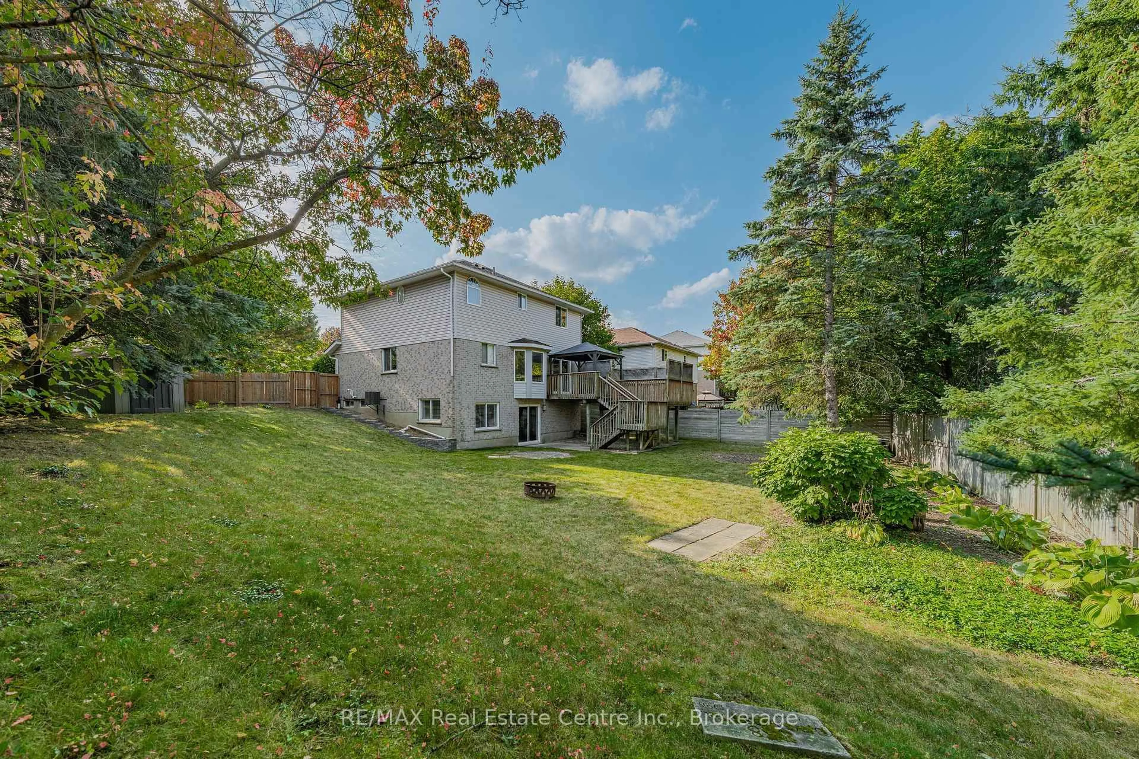 A pic from outside/outdoor area/front of a property/back of a property/a pic from drone, water/lake/river/ocean view for 368 Cavendish Dr, Waterloo Ontario N2T 2N6