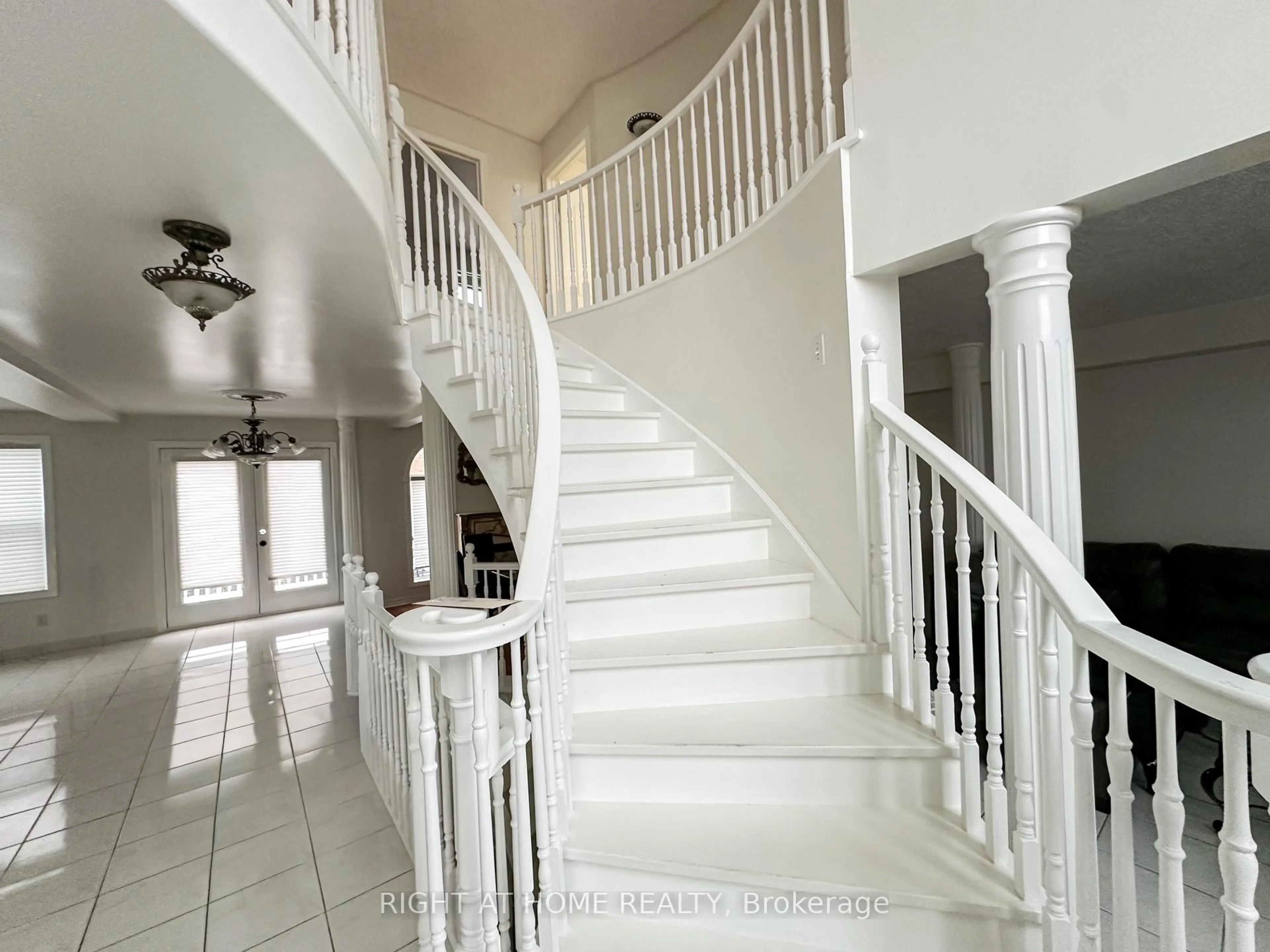 Indoor foyer for 425 Kingsdale Ave, Kingston Ontario K7M 7Z9