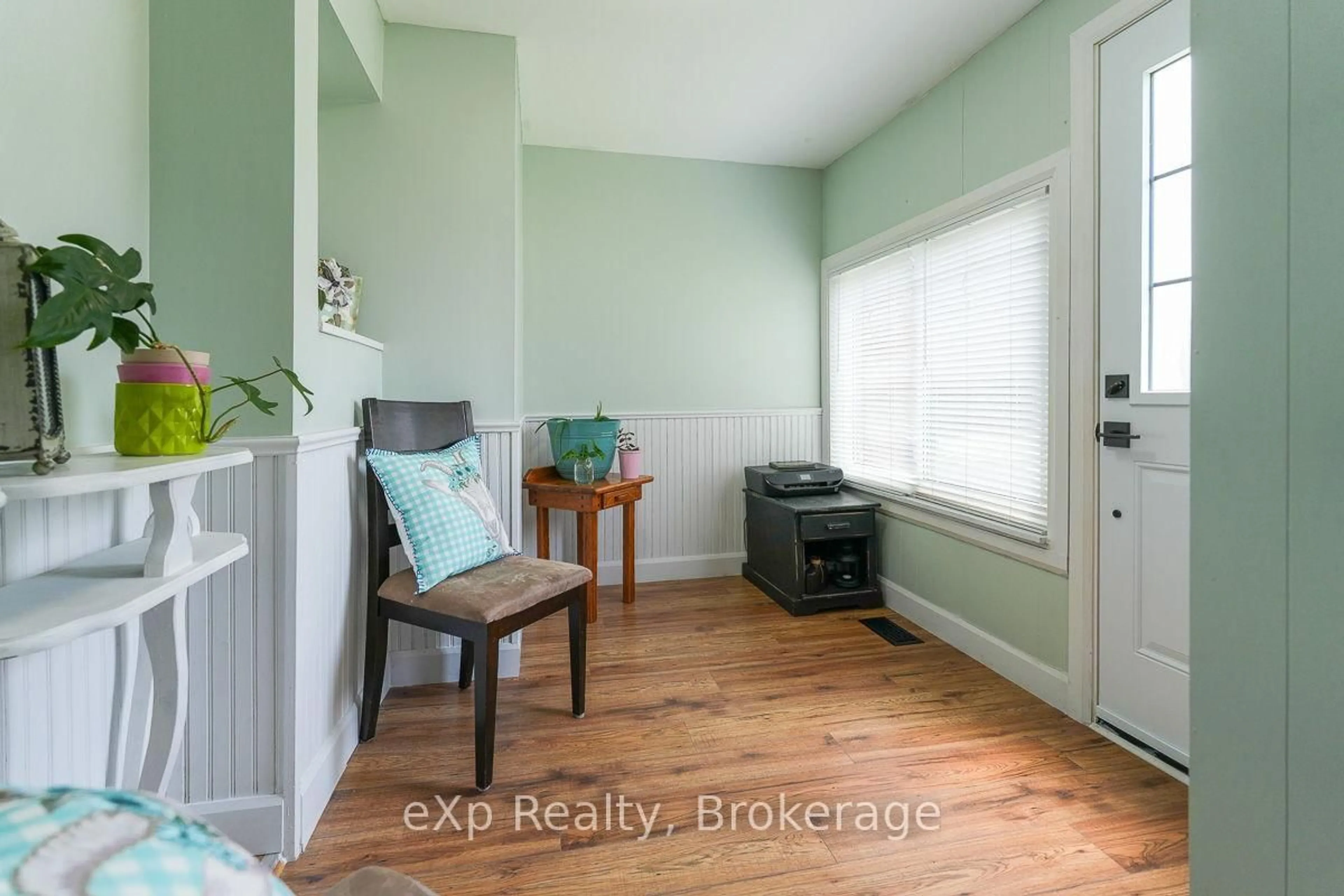 Indoor entryway for 594 10th A St, Owen Sound Ontario N4K 3R6