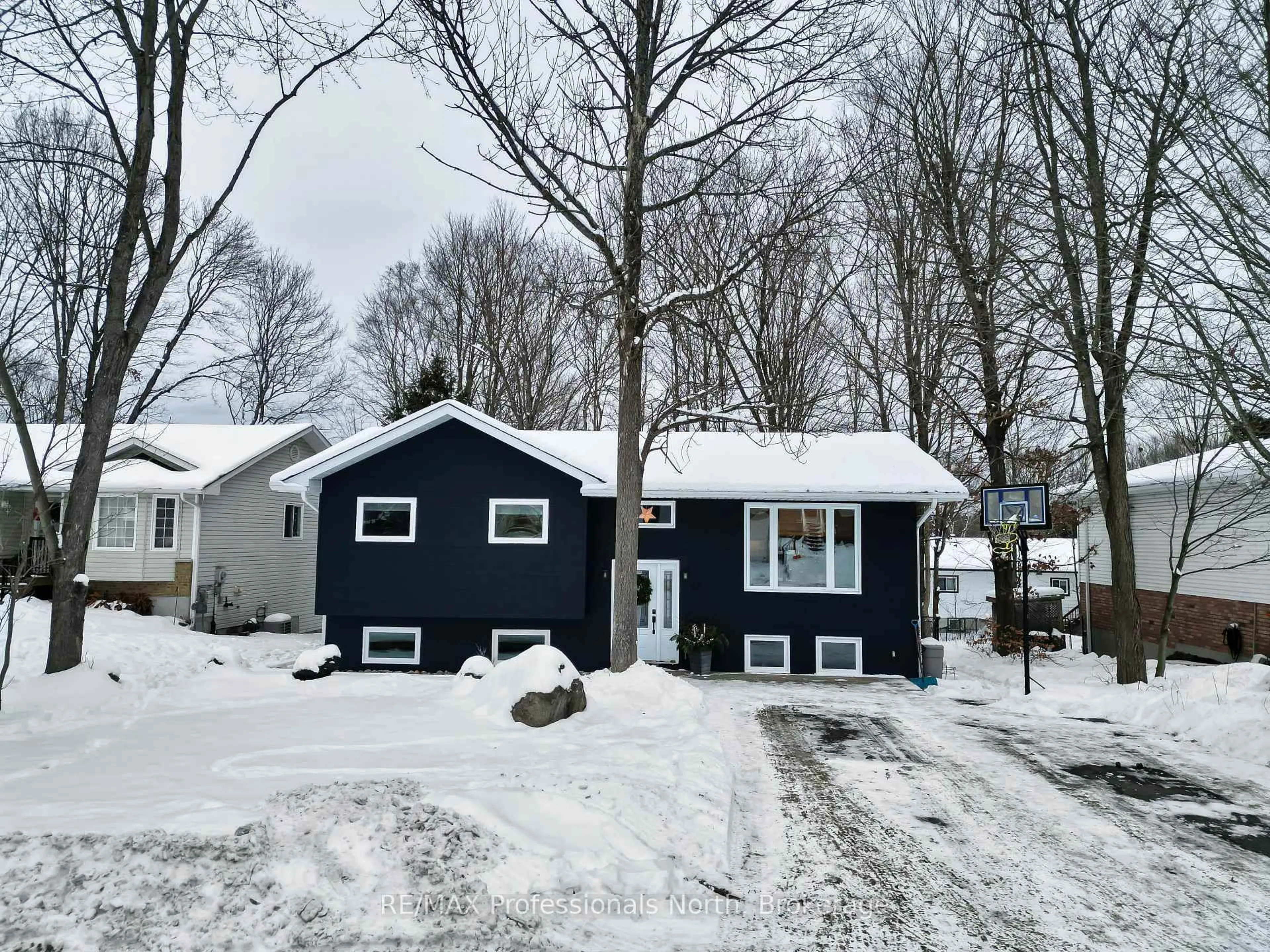 Home with vinyl exterior material, street for 14 Beechwood Path, Huntsville Ontario P1H 1S8