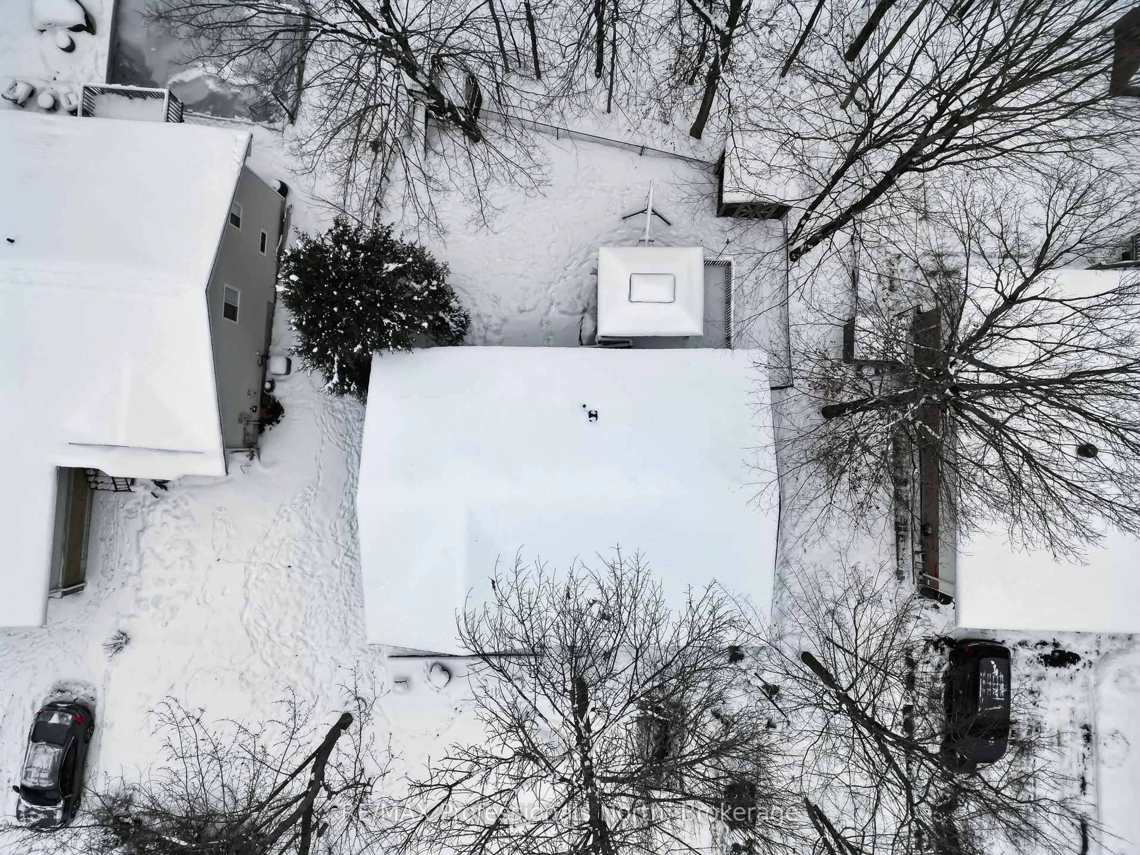 A pic from outside/outdoor area/front of a property/back of a property/a pic from drone, street for 14 Beechwood Path, Huntsville Ontario P1H 1S8