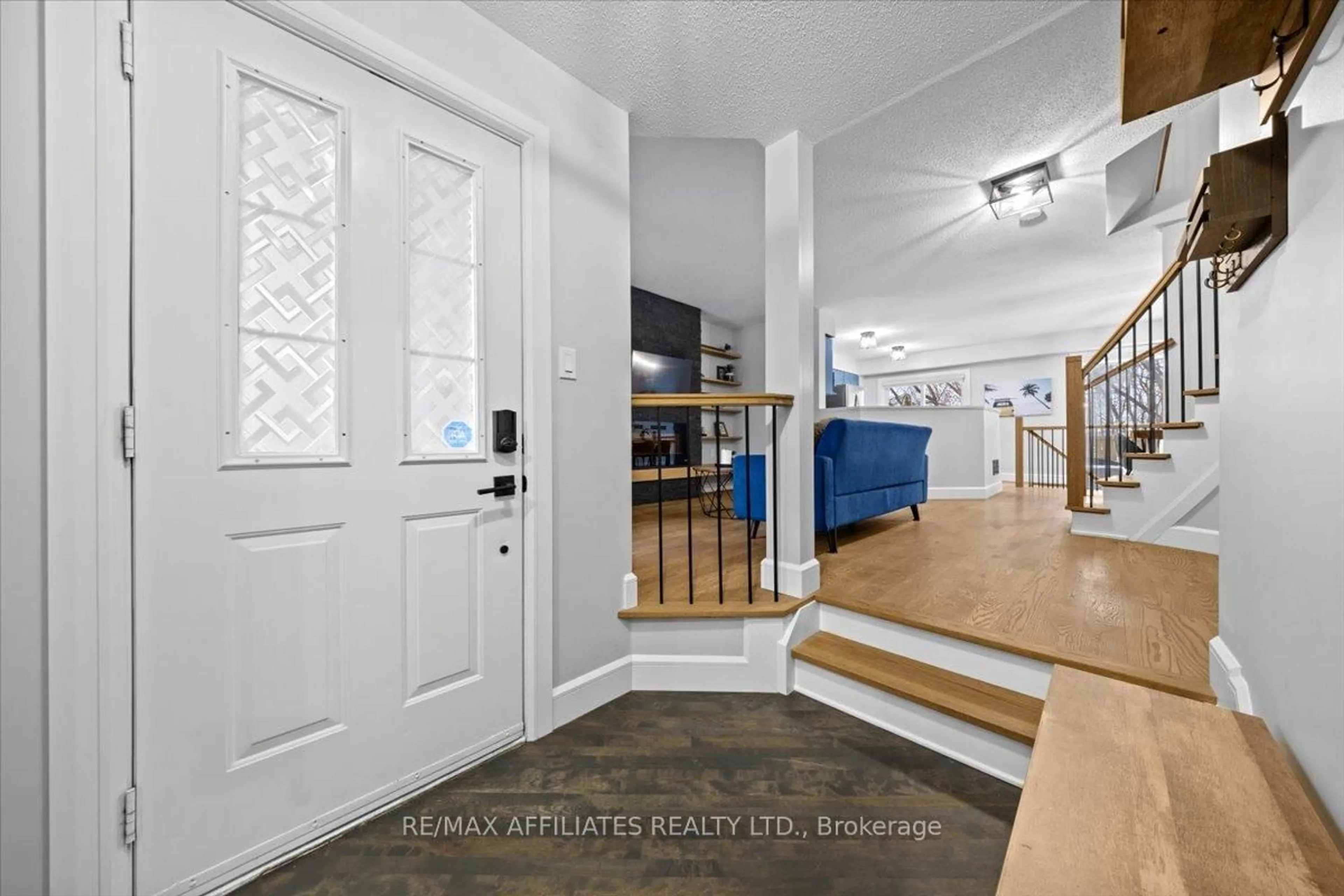 Indoor entryway for 2065 Breezewood St, Ottawa Ontario K4A 4R8