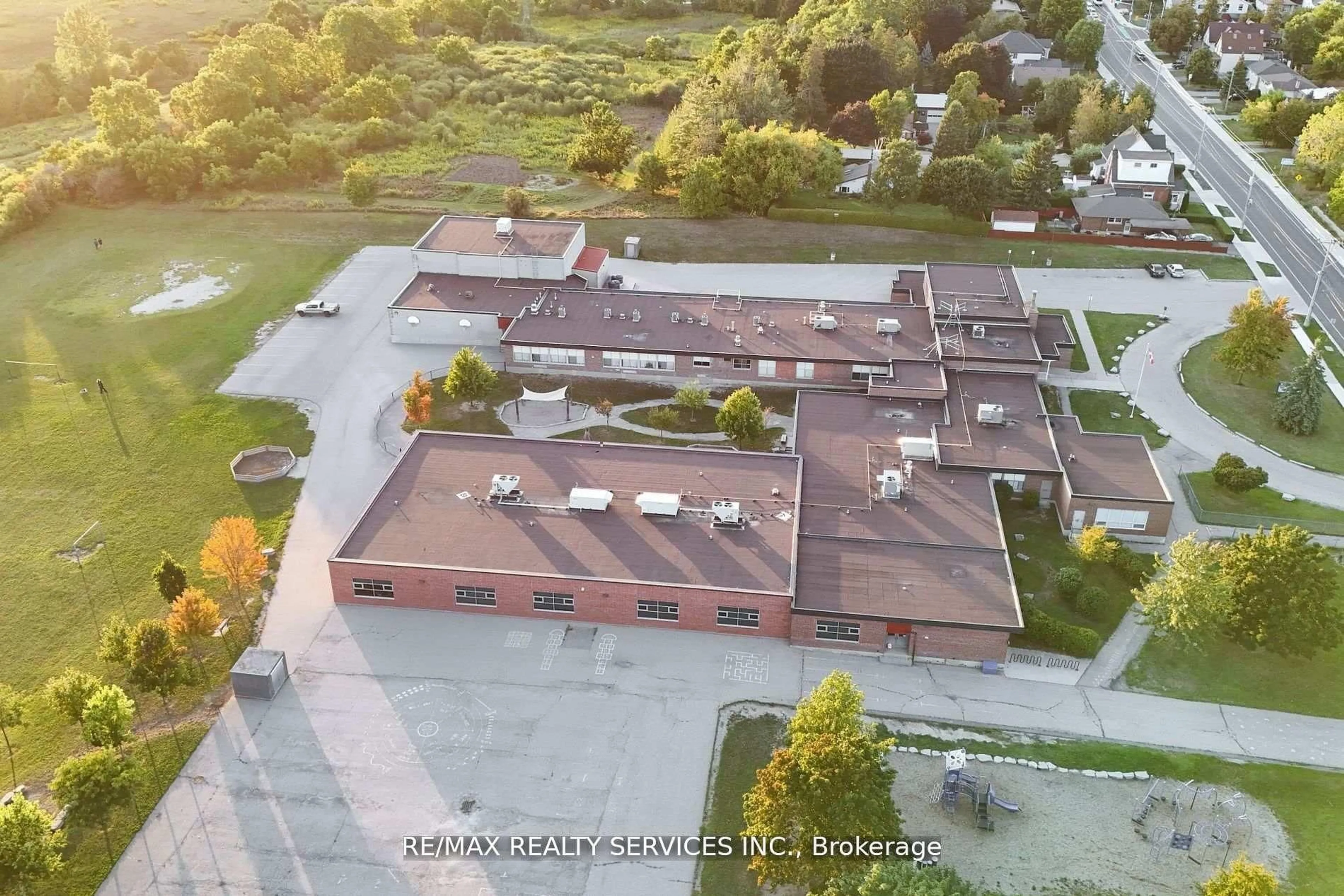 A pic from outside/outdoor area/front of a property/back of a property/a pic from drone, building for 26 Woolwich St, Kitchener Ontario N2K 1R9