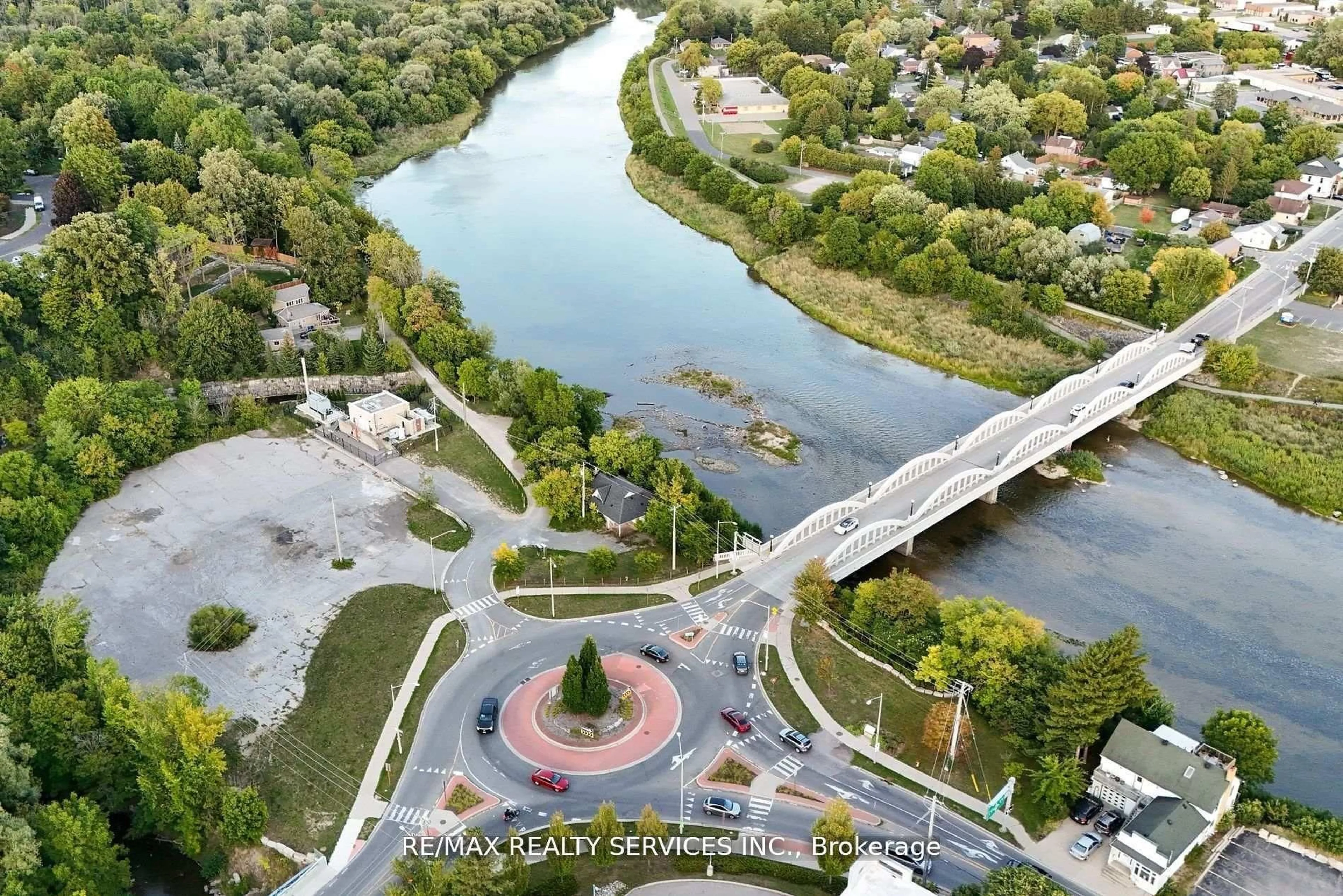 A pic from outside/outdoor area/front of a property/back of a property/a pic from drone, water/lake/river/ocean view for 26 Woolwich St, Kitchener Ontario N2K 1R9