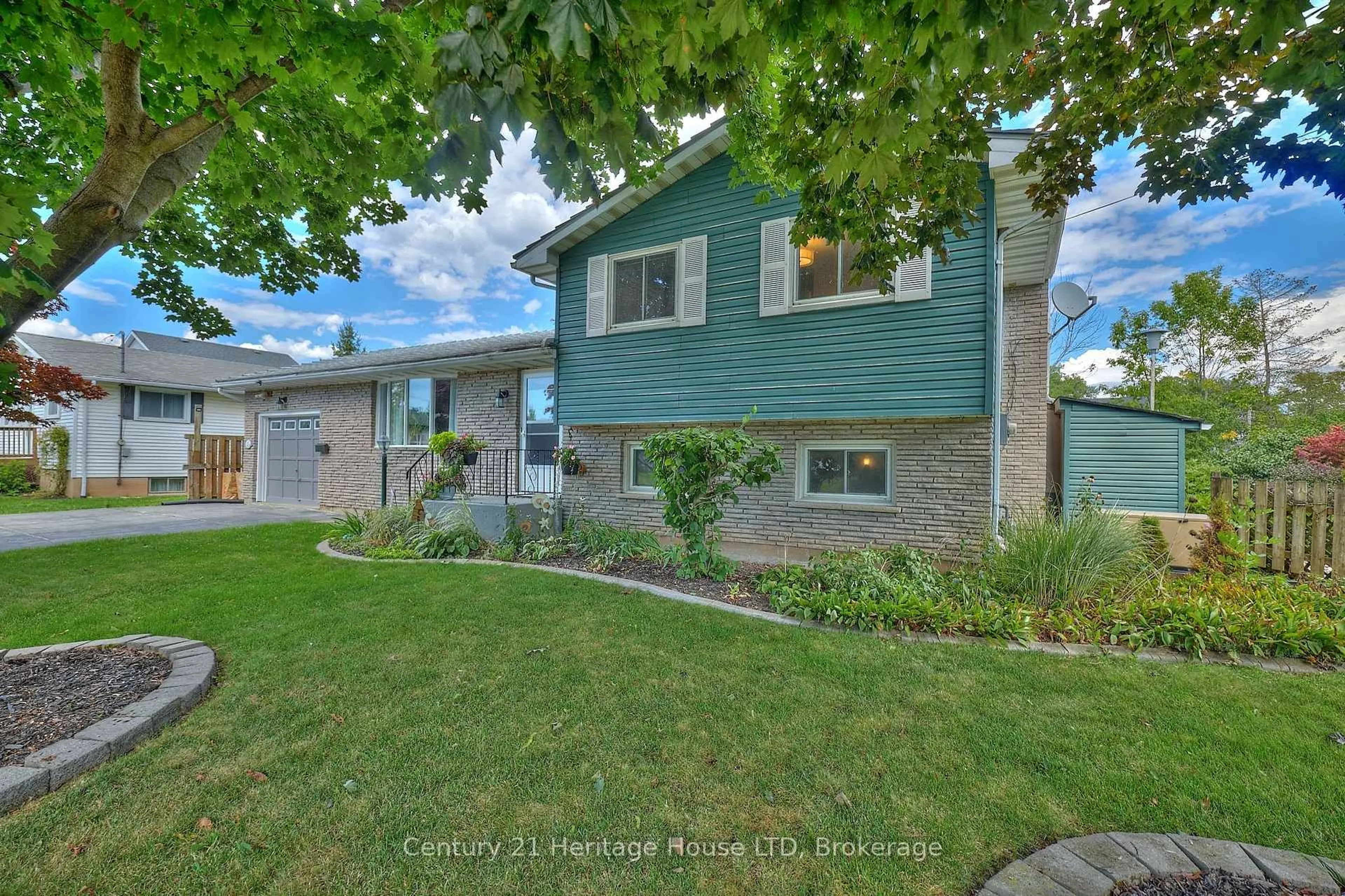 Home with vinyl exterior material, street for 15 Malkin Ave, Fort Erie Ontario L2A 5H9