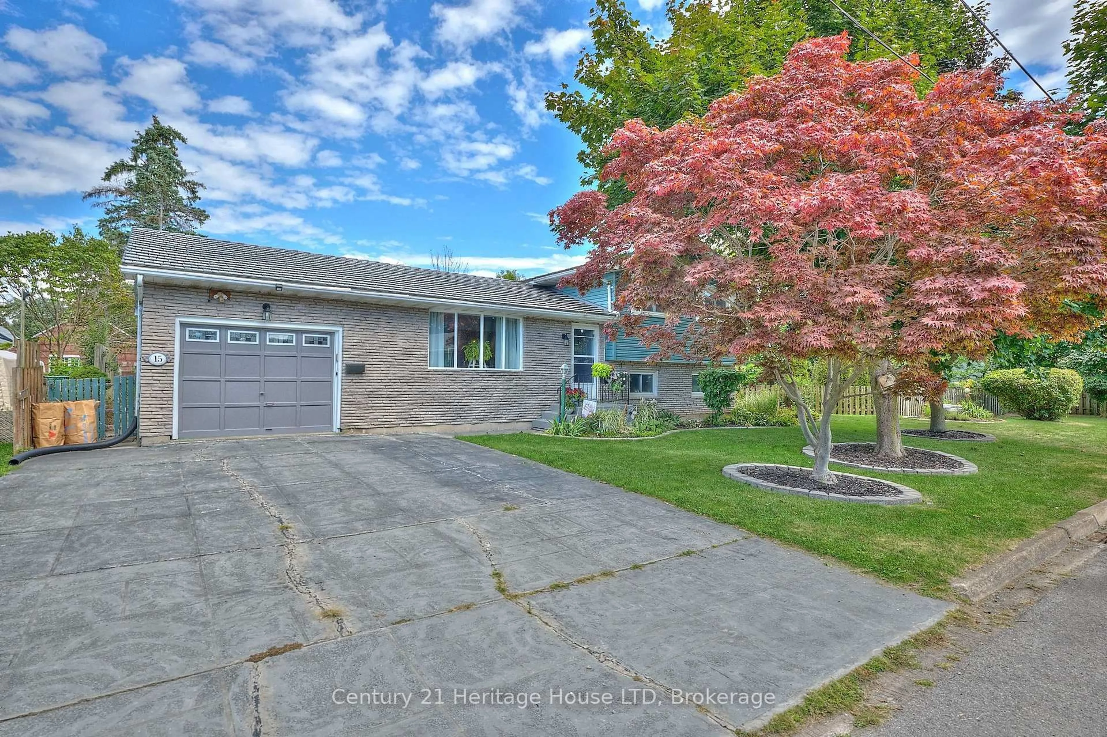 A pic from outside/outdoor area/front of a property/back of a property/a pic from drone, street for 15 Malkin Ave, Fort Erie Ontario L2A 5H9