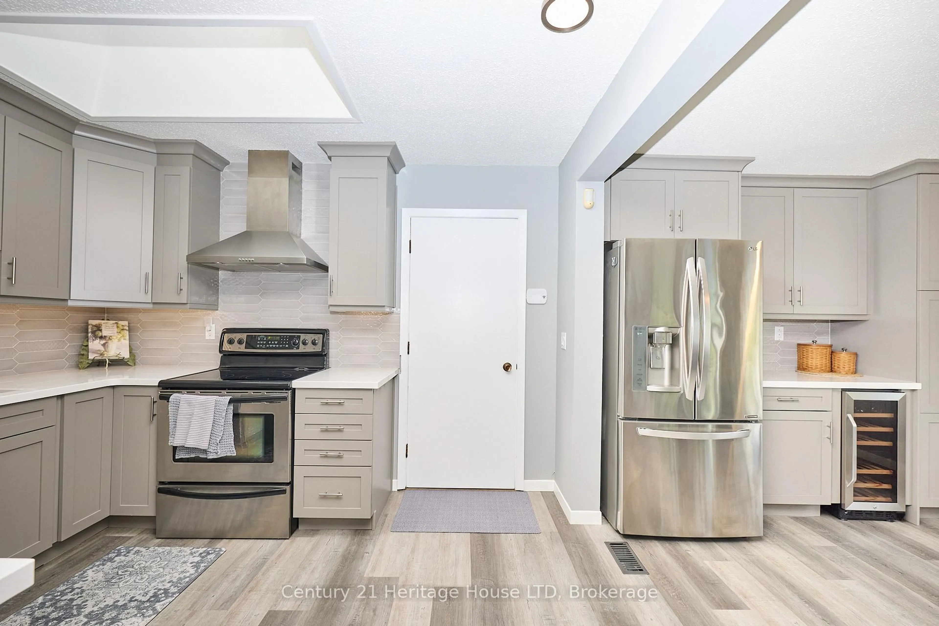 Open concept kitchen, unknown for 15 Malkin Ave, Fort Erie Ontario L2A 5H9