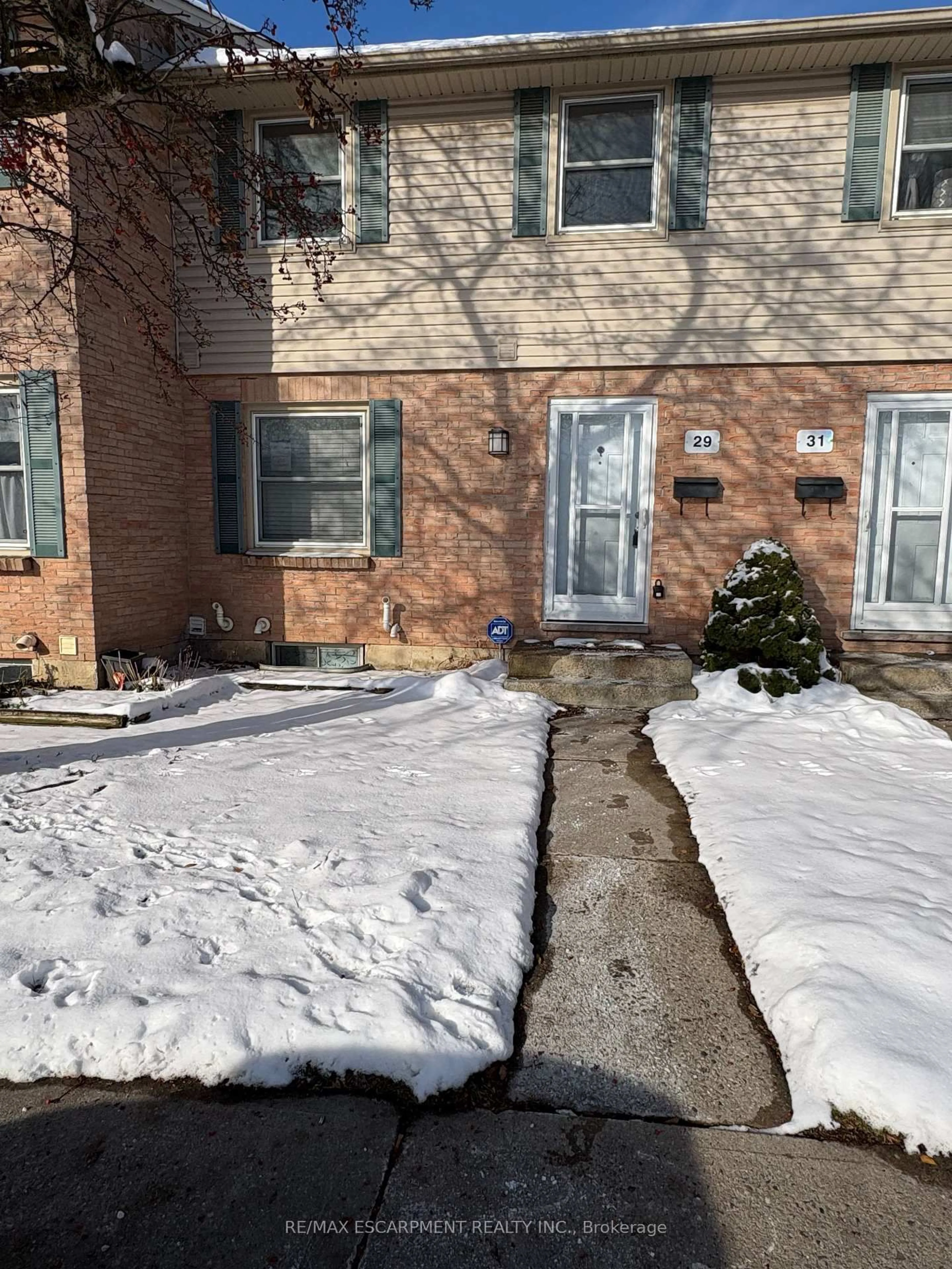 A pic from outside/outdoor area/front of a property/back of a property/a pic from drone, street for 1247 HURON St #29, London East Ontario L8G 3Z2