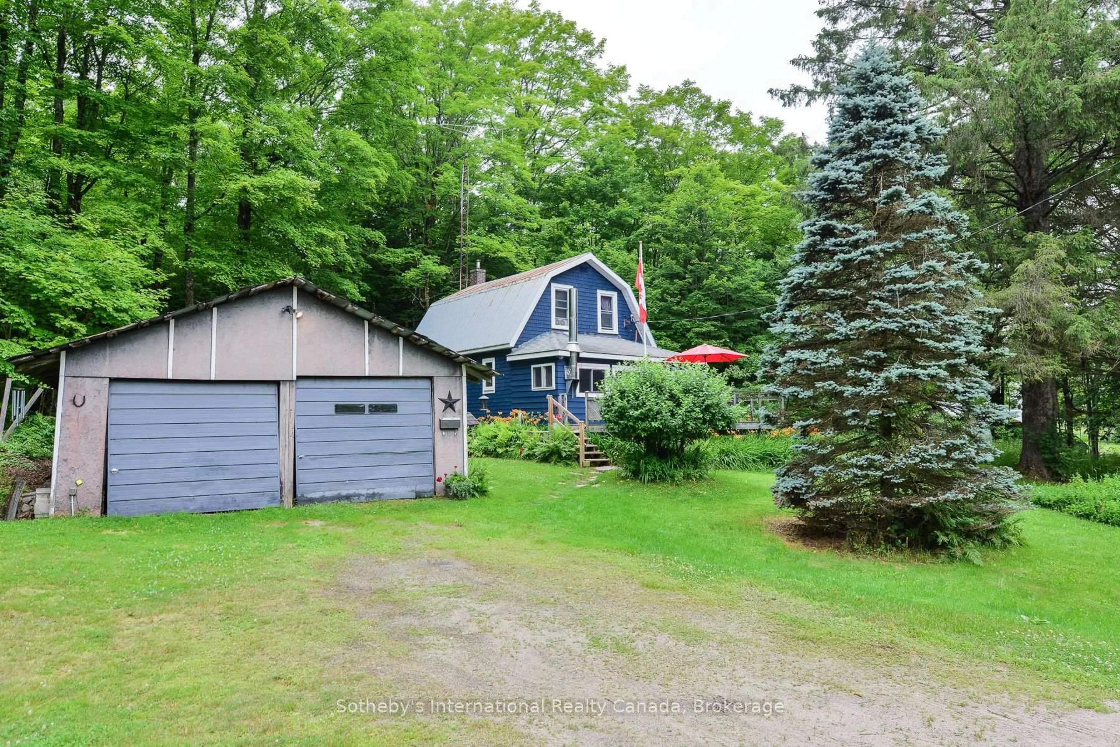 A pic from outside/outdoor area/front of a property/back of a property/a pic from drone, street for 1079 Hewlitt Rd, Muskoka Lakes Ontario P1L 1X4